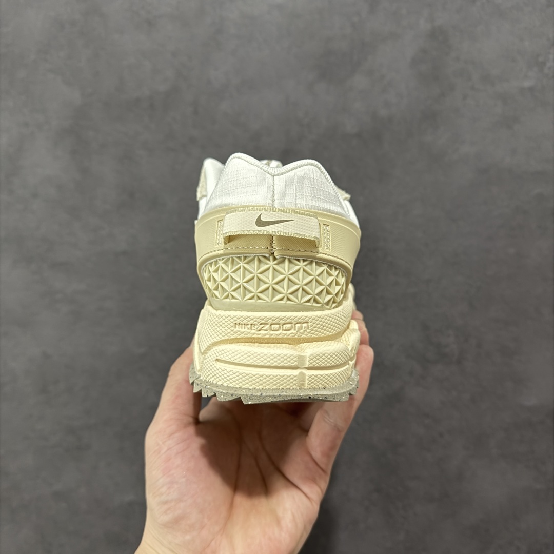 图片[4]-【PE版本】NK Zoom Vomero 5 Roam 佛莫罗5代徒步版系列经典复古增高厚底休闲运动慢跑鞋 HV2295-101 Vomero Roam「漫游鞋」舒适性典范 工学拒水鞋面+ Air Zoom缓震配置无惧雨水 不受天气左右 助你灵活迈步 再加上厚实衬里和橡胶挡泥片 有效御寒不厚重 雨天照样利落出街 中性色调搭配简洁织物 打造百搭属性低调出街or高调亮相 都看你的男女同款不同色 轻松get多元风格 尺码：36 36.5 37.5 38 38.5 39 40 40.5 41 42 42.5 43 44 44.5 45-选品中心