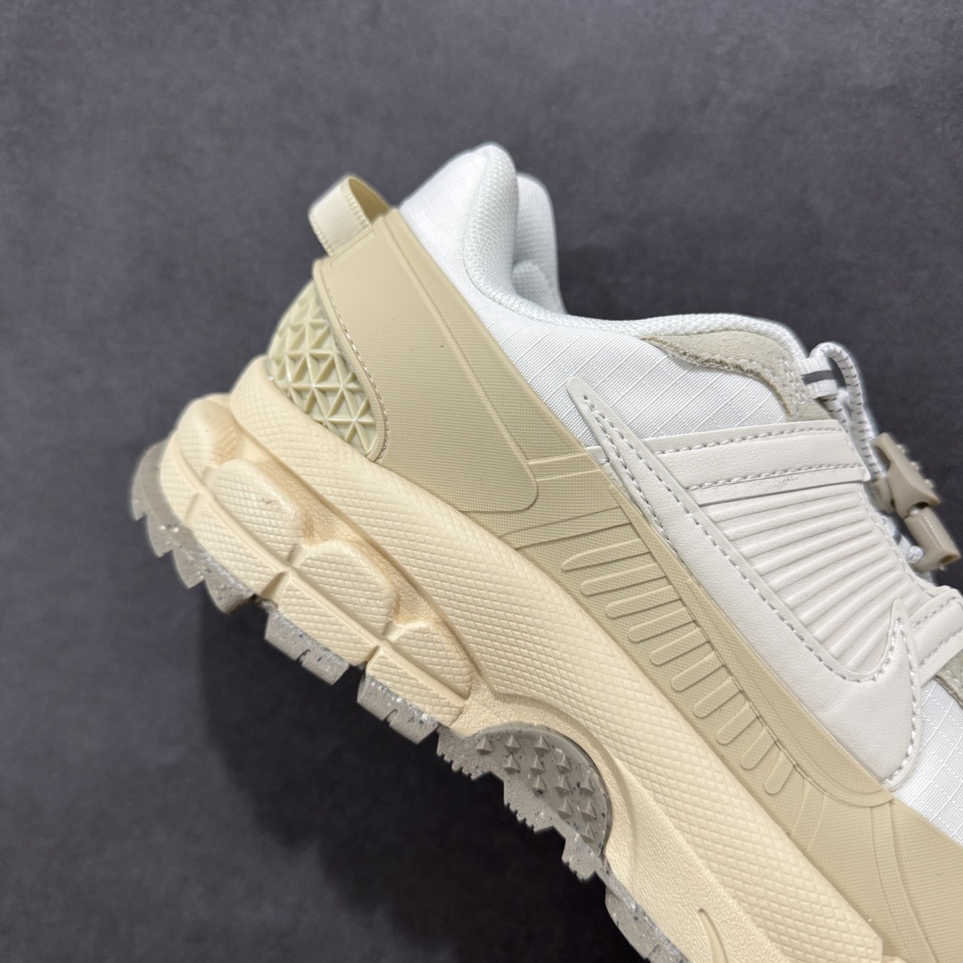 图片[6]-【PE版本】NK Zoom Vomero 5 Roam 佛莫罗5代徒步版系列经典复古增高厚底休闲运动慢跑鞋 HV2295-101 Vomero Roam「漫游鞋」舒适性典范 工学拒水鞋面+ Air Zoom缓震配置无惧雨水 不受天气左右 助你灵活迈步 再加上厚实衬里和橡胶挡泥片 有效御寒不厚重 雨天照样利落出街 中性色调搭配简洁织物 打造百搭属性低调出街or高调亮相 都看你的男女同款不同色 轻松get多元风格 尺码：36 36.5 37.5 38 38.5 39 40 40.5 41 42 42.5 43 44 44.5 45-选品中心