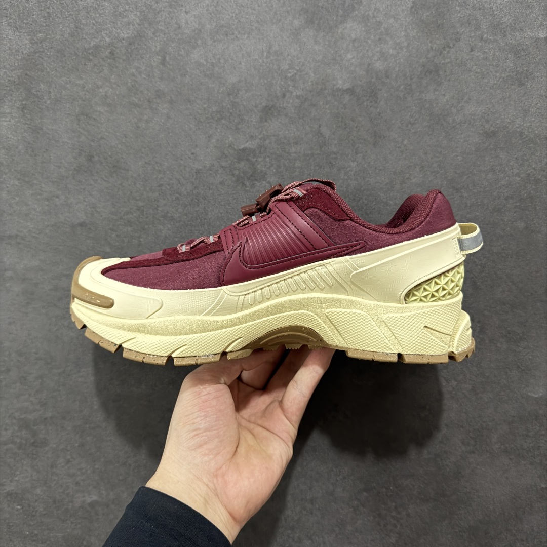 图片[2]-【PE版本】NK Zoom Vomero 5 Roam 佛莫罗5代徒步版系列经典复古增高厚底休闲运动慢跑鞋 HQ2181-700 Vomero Roam「漫游鞋」舒适性典范 工学拒水鞋面+ Air Zoom缓震配置无惧雨水 不受天气左右 助你灵活迈步 再加上厚实衬里和橡胶挡泥片 有效御寒不厚重 雨天照样利落出街 中性色调搭配简洁织物 打造百搭属性低调出街or高调亮相 都看你的男女同款不同色 轻松get多元风格 尺码：36 36.5 37.5 38 38.5 39 40 40.5 41 42 42.5 43 44 44.5 45-选品中心