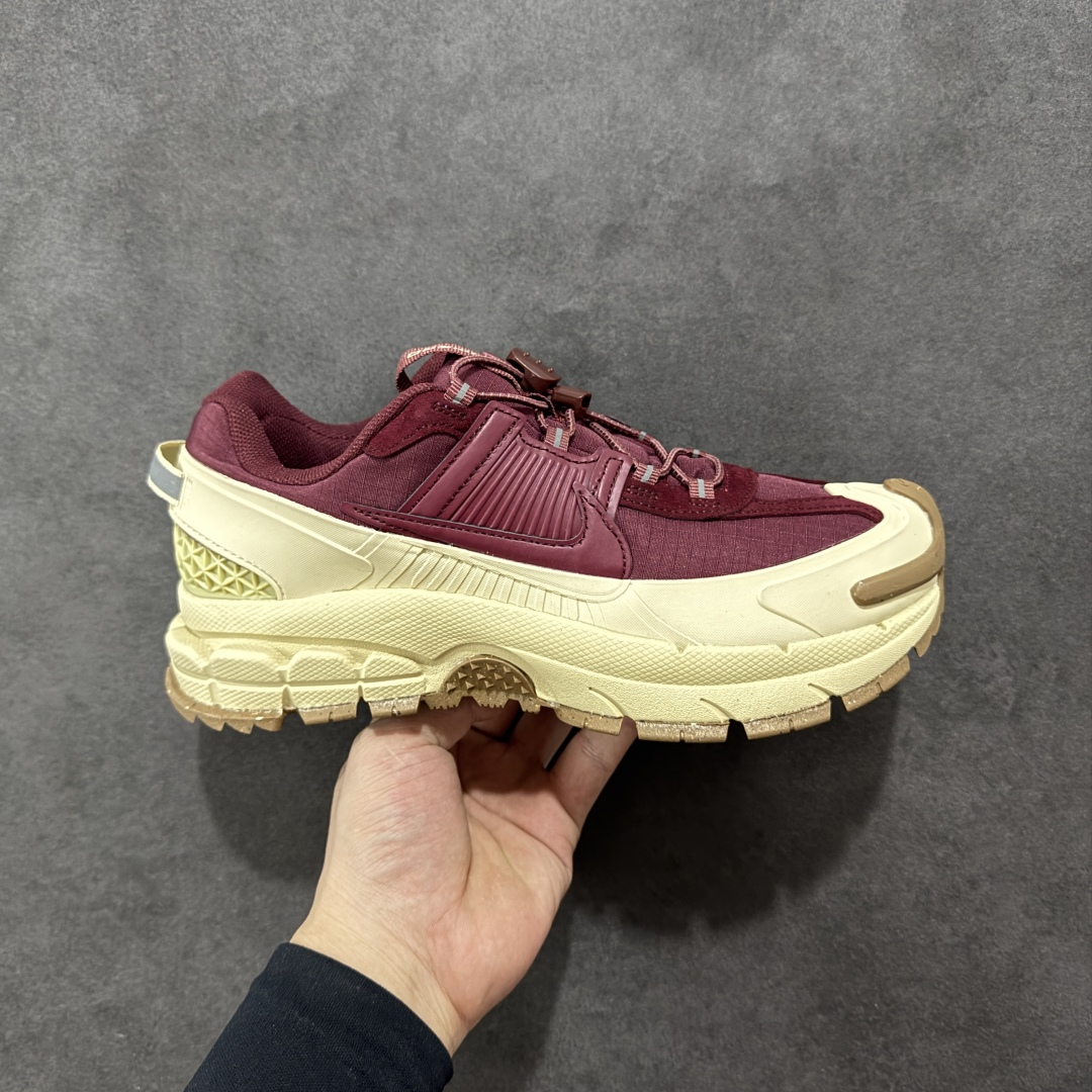 【PE版本】NK Zoom Vomero 5 Roam 佛莫罗5代徒步版系列经典复古增高厚底休闲运动慢跑鞋 HQ2181-700 Vomero Roam「漫游鞋」舒适性典范 工学拒水鞋面+ Air Zoom缓震配置无惧雨水 不受天气左右 助你灵活迈步 再加上厚实衬里和橡胶挡泥片 有效御寒不厚重 雨天照样利落出街 中性色调搭配简洁织物 打造百搭属性低调出街or高调亮相 都看你的男女同款不同色 轻松get多元风格 尺码:36 36.5 37.5 38 38.5 39 40 40.5 41 42 42.5 43 44 44.5 45-选品中心