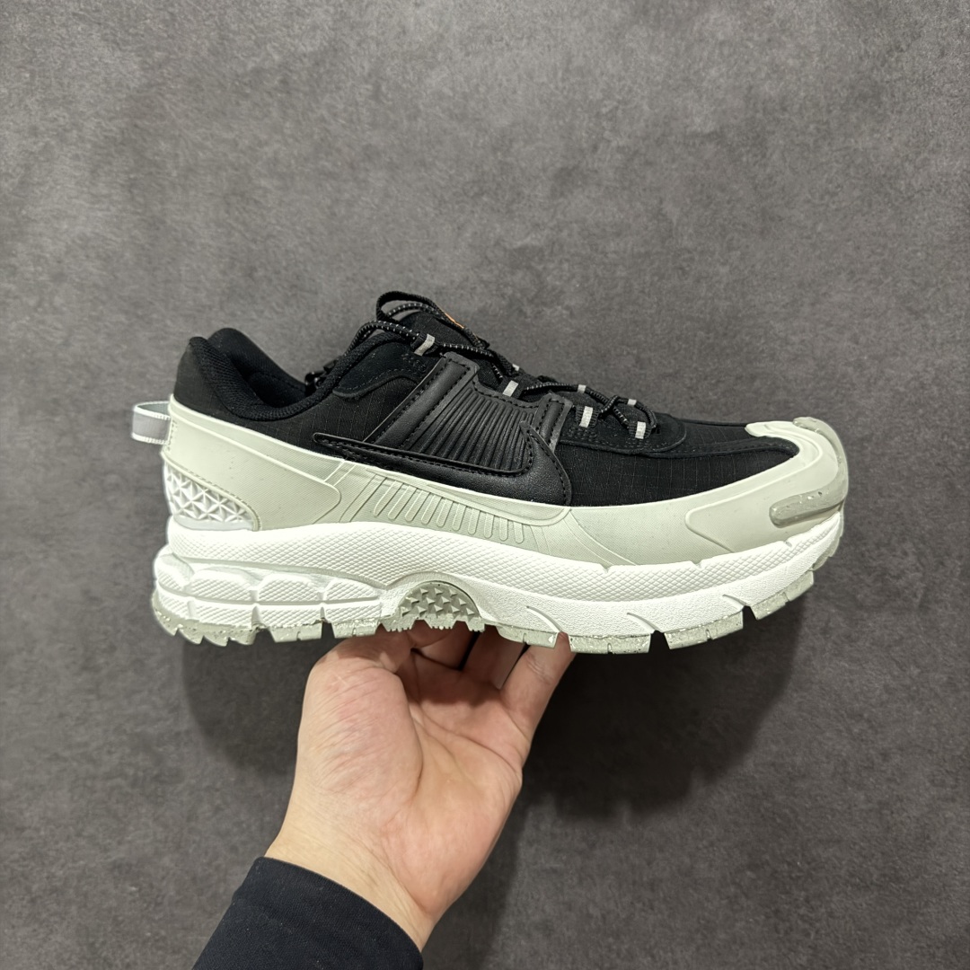 【PE版本】NK Zoom Vomero 5 Roam 佛莫罗5代徒步版系列经典复古增高厚底休闲运动慢跑鞋 FV2295-001 Vomero Roam「漫游鞋」舒适性典范 工学拒水鞋面+ Air Zoom缓震配置无惧雨水 不受天气左右 助你灵活迈步 再加上厚实衬里和橡胶挡泥片 有效御寒不厚重 雨天照样利落出街 中性色调搭配简洁织物 打造百搭属性低调出街or高调亮相 都看你的男女同款不同色 轻松get多元风格 尺码：36 36.5 37.5 38 38.5 39 40 40.5 41 42 42.5 43 44 44.5 45-选品中心