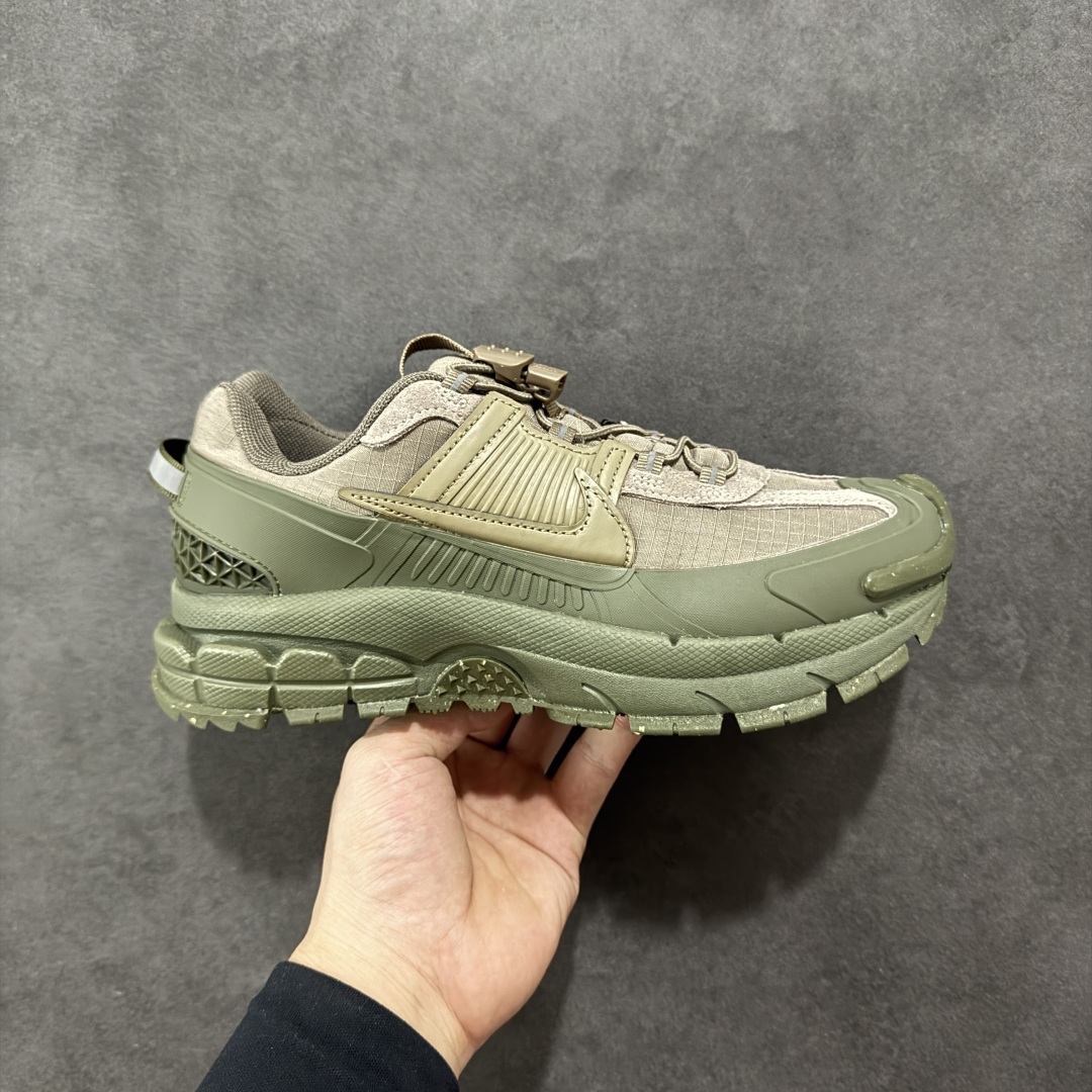 【PE版本】NK Zoom Vomero 5 Roam 佛莫罗5代徒步版系列经典复古增高厚底休闲运动慢跑鞋 FV2295-201 Vomero Roam「漫游鞋」舒适性典范 工学拒水鞋面+ Air Zoom缓震配置无惧雨水 不受天气左右 助你灵活迈步 再加上厚实衬里和橡胶挡泥片 有效御寒不厚重 雨天照样利落出街 中性色调搭配简洁织物 打造百搭属性低调出街or高调亮相 都看你的男女同款不同色 轻松get多元风格 尺码：36 36.5 37.5 38 38.5 39 40 40.5 41 42 42.5 43 44 44.5 45-选品中心