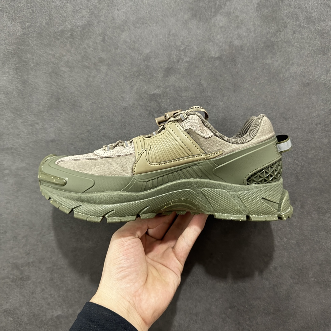 图片[2]-【PE版本】NK Zoom Vomero 5 Roam 佛莫罗5代徒步版系列经典复古增高厚底休闲运动慢跑鞋 FV2295-201 Vomero Roam「漫游鞋」舒适性典范 工学拒水鞋面+ Air Zoom缓震配置无惧雨水 不受天气左右 助你灵活迈步 再加上厚实衬里和橡胶挡泥片 有效御寒不厚重 雨天照样利落出街 中性色调搭配简洁织物 打造百搭属性低调出街or高调亮相 都看你的男女同款不同色 轻松get多元风格 尺码：36 36.5 37.5 38 38.5 39 40 40.5 41 42 42.5 43 44 44.5 45-选品中心