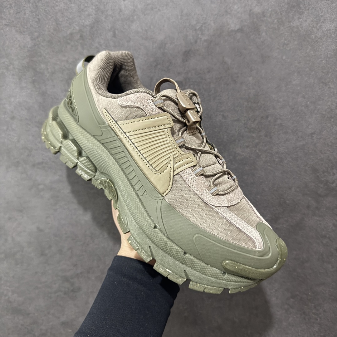 图片[3]-【PE版本】NK Zoom Vomero 5 Roam 佛莫罗5代徒步版系列经典复古增高厚底休闲运动慢跑鞋 FV2295-201 Vomero Roam「漫游鞋」舒适性典范 工学拒水鞋面+ Air Zoom缓震配置无惧雨水 不受天气左右 助你灵活迈步 再加上厚实衬里和橡胶挡泥片 有效御寒不厚重 雨天照样利落出街 中性色调搭配简洁织物 打造百搭属性低调出街or高调亮相 都看你的男女同款不同色 轻松get多元风格 尺码：36 36.5 37.5 38 38.5 39 40 40.5 41 42 42.5 43 44 44.5 45-选品中心