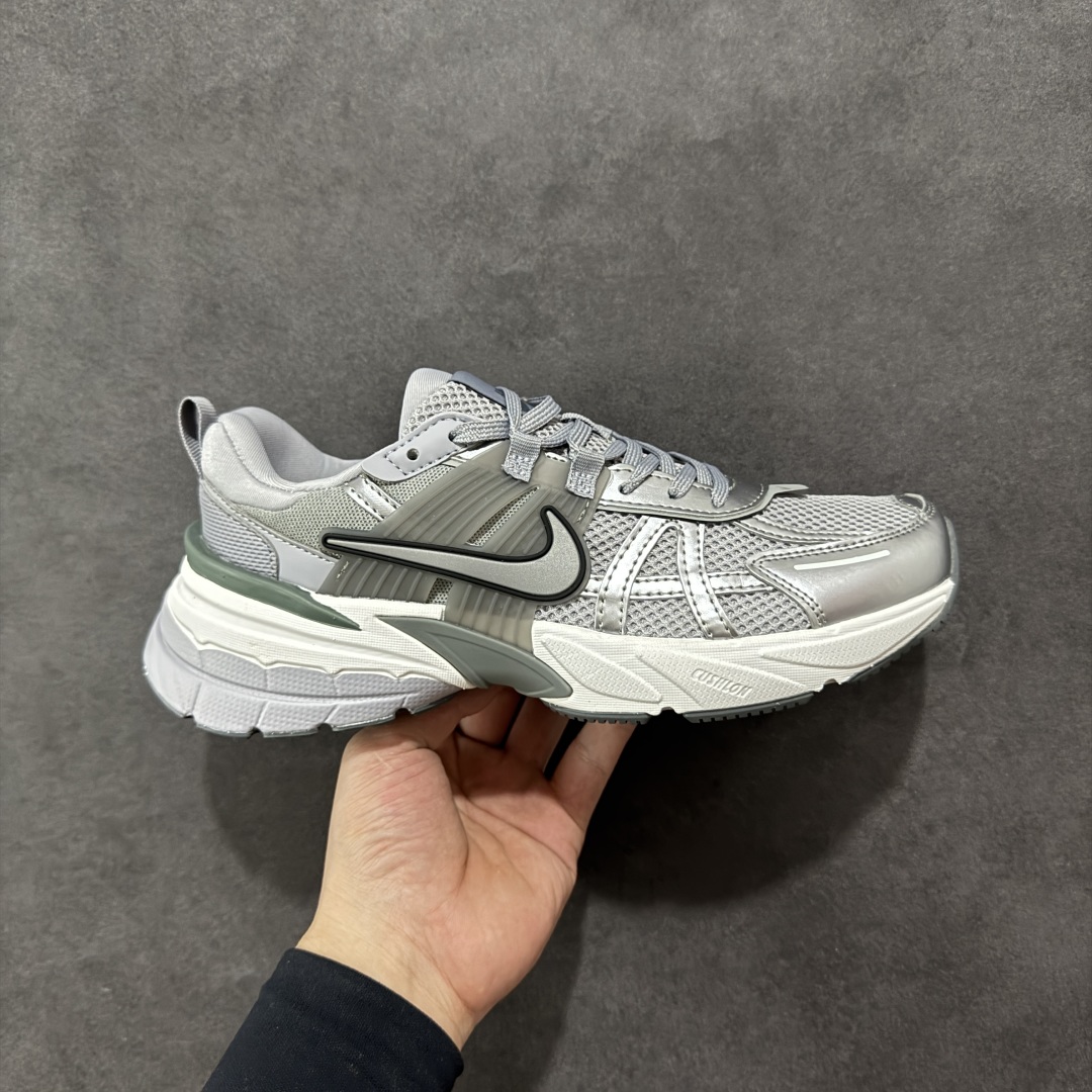 【公司级】NK V2k Runtekk 复古老爹鞋跑步鞋 FD0736-008 材质上使用大面积网眼 皮革 TPU 组成 支撑和透气性肯定不错 中底处由 Cushlon 泡绵打造 保证在压马路时可以提供优秀脚感 并通过一手做旧氧化效果突出复古感 中底造型很容易让大家联想到巴黎世家3XL 增高效果同样不能忽视 尺码:36 36.5 37.5 38 38.5 39 40-选品中心