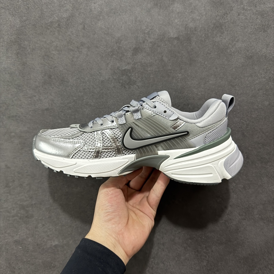 图片[2]-【公司级】NK V2k Runtekk 复古老爹鞋跑步鞋 FD0736-008 材质上使用大面积网眼 皮革 TPU 组成 支撑和透气性肯定不错 中底处由 Cushlon 泡绵打造 保证在压马路时可以提供优秀脚感 并通过一手做旧氧化效果突出复古感 中底造型很容易让大家联想到巴黎世家3XL 增高效果同样不能忽视 尺码：36 36.5 37.5 38 38.5 39 40-选品中心