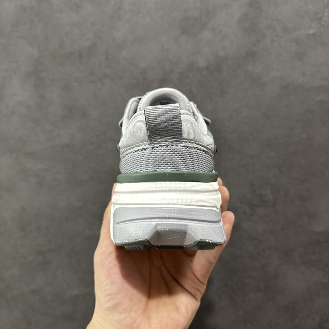 图片[4]-【公司级】NK V2k Runtekk 复古老爹鞋跑步鞋 FD0736-008 材质上使用大面积网眼 皮革 TPU 组成 支撑和透气性肯定不错 中底处由 Cushlon 泡绵打造 保证在压马路时可以提供优秀脚感 并通过一手做旧氧化效果突出复古感 中底造型很容易让大家联想到巴黎世家3XL 增高效果同样不能忽视 尺码：36 36.5 37.5 38 38.5 39 40-选品中心