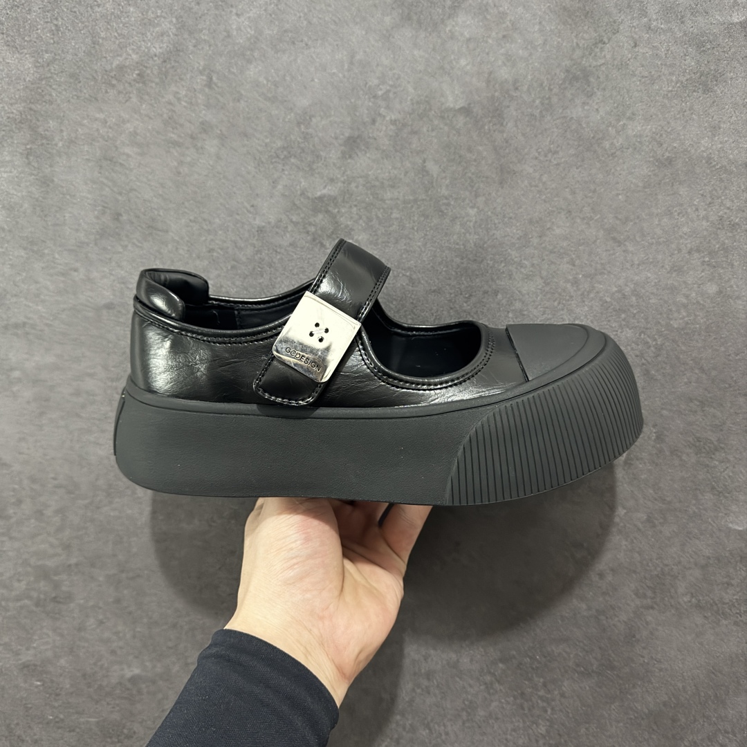 【公司级】新晋潮流鞋靴品牌GGCC夏季新款 4.5cm厚底【银河微光】陈都灵同款 GG-CC 厚底jk芭蕾舞 法式玛丽珍单鞋 夏季踏青舒适度和少女感我都要 金属方扣实属摩登小心机 舒适!百搭性!摩登圆润饱满楦头! 纹裂金属牛皮!柔韧有型!光泽雅致 羊皮革垫脚!亲肤细腻!透气舒爽! 优化比例!视觉增高! 橡胶大底止滑耐磨步稳回弹! 给#女生的宝藏休闲鞋 货号:G25U4817 尺码:35 36 37 38 39 40-选品中心