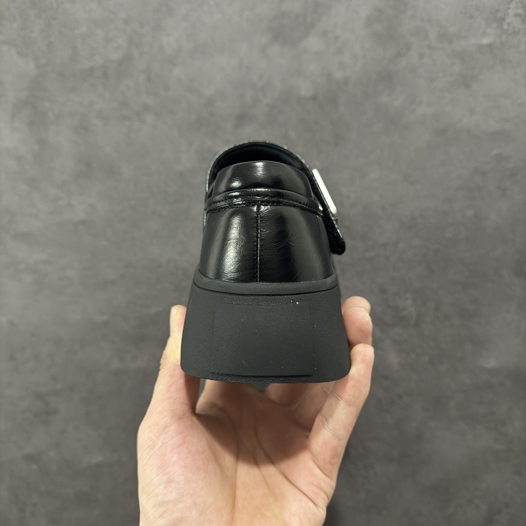图片[4]-【公司级】新晋潮流鞋靴品牌GGCC夏季新款 4.5cm厚底【银河微光】陈都灵同款 GG-CC 厚底jk芭蕾舞 法式玛丽珍单鞋 夏季踏青舒适度和少女感我都要 金属方扣实属摩登小心机 舒适!百搭性!摩登圆润饱满楦头! 纹裂金属牛皮!柔韧有型!光泽雅致 羊皮革垫脚!亲肤细腻!透气舒爽! 优化比例!视觉增高! 橡胶大底止滑耐磨步稳回弹! 给#女生的宝藏休闲鞋 货号：G25U4817 尺码：35 36 37 38 39 40-选品中心