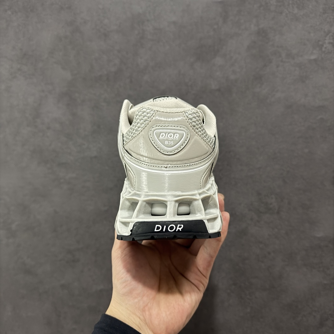 图片[4]-【顶级版本】Dior x Kaws迪奥 联名款B35胶囊系列 镂空 网面 原版购入开发 做货 这款名为B35 NXT 的新款运动鞋，采用了 3D打印技术制成镂空式鞋底，鞋身部分则是十分契合当下审美的老爹鞋样式网面拼接与流畅线条布局，将复古千禧感与现代科技感浑然融为一体；且从当前已曝光的版本来看，这双新鞋款还提供了亮色系、暗色系，以及复古低饱和色系等不同风格配色方案选择，在不同风格造型中都有着十分不俗的兼容性。将前沿科技与复古审美相结合的鞋履新作 配送专柜精美包装🛍📦 ▪面料： 原版定制进口网面+科技面料 ▪内里：定制进口透气网里 ▪鞋底：原版开模防滑橡胶材质 ▪底厚：6CM ▪尺码： 35-45-选品中心