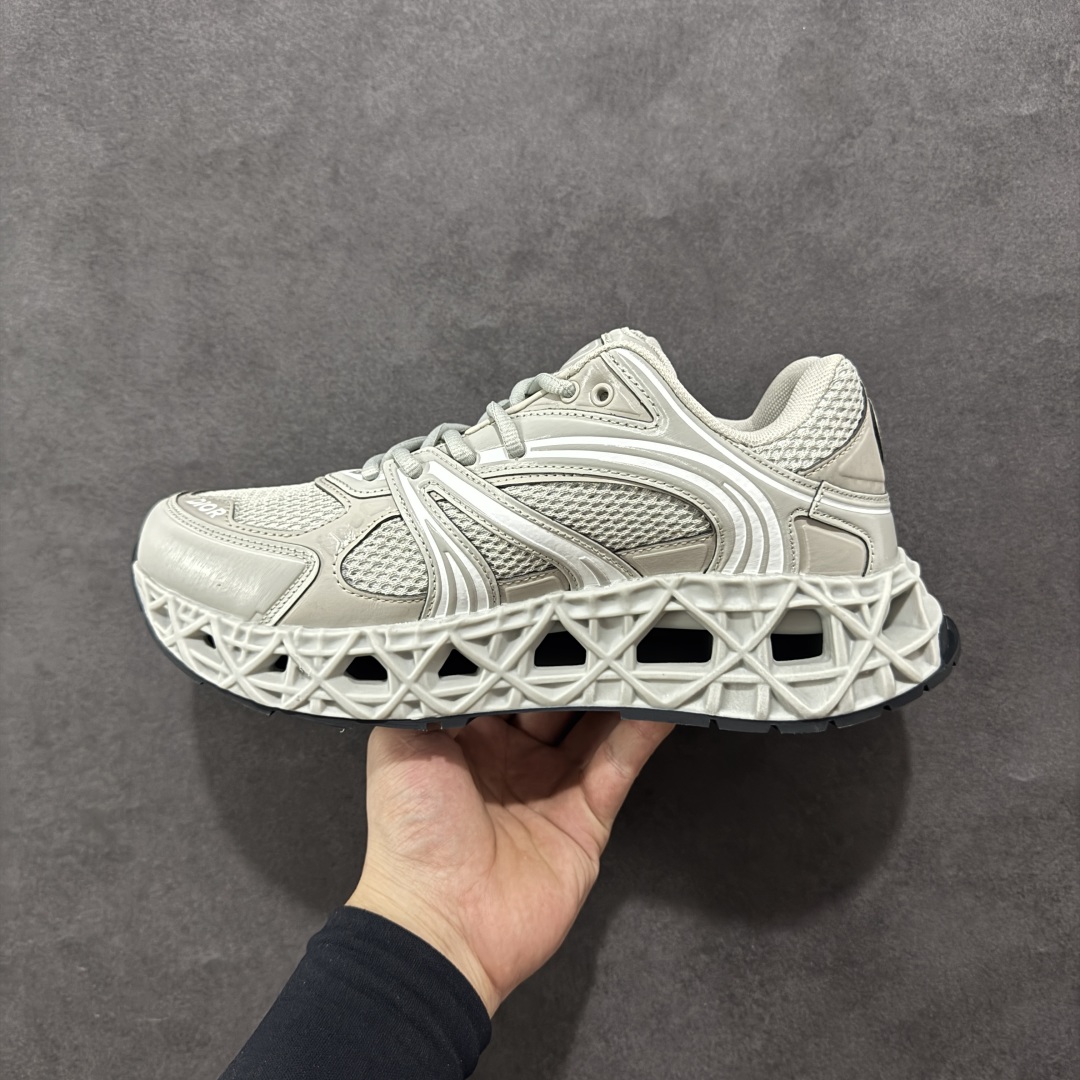 图片[2]-【顶级版本】Dior x Kaws迪奥 联名款B35胶囊系列 镂空 网面 原版购入开发 做货 这款名为B35 NXT 的新款运动鞋，采用了 3D打印技术制成镂空式鞋底，鞋身部分则是十分契合当下审美的老爹鞋样式网面拼接与流畅线条布局，将复古千禧感与现代科技感浑然融为一体；且从当前已曝光的版本来看，这双新鞋款还提供了亮色系、暗色系，以及复古低饱和色系等不同风格配色方案选择，在不同风格造型中都有着十分不俗的兼容性。将前沿科技与复古审美相结合的鞋履新作 配送专柜精美包装🛍📦 ▪面料： 原版定制进口网面+科技面料 ▪内里：定制进口透气网里 ▪鞋底：原版开模防滑橡胶材质 ▪底厚：6CM ▪尺码： 35-45-选品中心