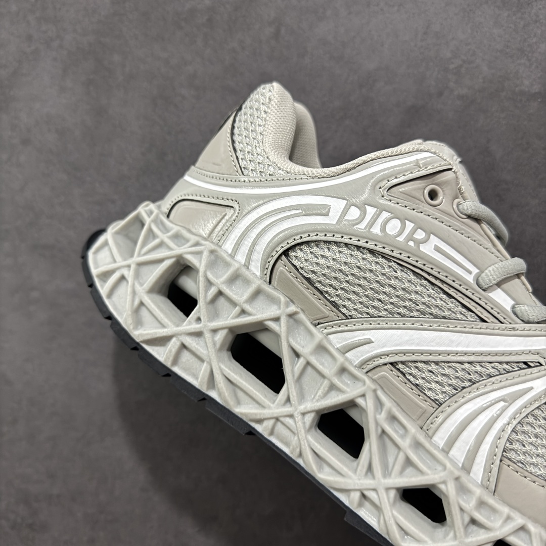图片[6]-【顶级版本】Dior x Kaws迪奥 联名款B35胶囊系列 镂空 网面 原版购入开发 做货 这款名为B35 NXT 的新款运动鞋，采用了 3D打印技术制成镂空式鞋底，鞋身部分则是十分契合当下审美的老爹鞋样式网面拼接与流畅线条布局，将复古千禧感与现代科技感浑然融为一体；且从当前已曝光的版本来看，这双新鞋款还提供了亮色系、暗色系，以及复古低饱和色系等不同风格配色方案选择，在不同风格造型中都有着十分不俗的兼容性。将前沿科技与复古审美相结合的鞋履新作 配送专柜精美包装🛍📦 ▪面料： 原版定制进口网面+科技面料 ▪内里：定制进口透气网里 ▪鞋底：原版开模防滑橡胶材质 ▪底厚：6CM ▪尺码： 35-45-选品中心