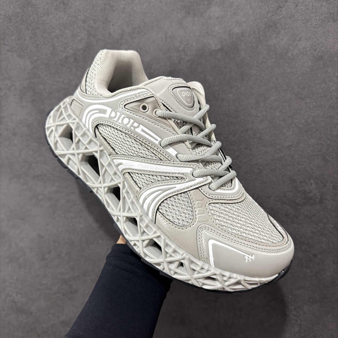 图片[3]-【顶级版本】Dior x Kaws迪奥 联名款B35胶囊系列 镂空 网面 原版购入开发 做货 这款名为B35 NXT 的新款运动鞋，采用了 3D打印技术制成镂空式鞋底，鞋身部分则是十分契合当下审美的老爹鞋样式网面拼接与流畅线条布局，将复古千禧感与现代科技感浑然融为一体；且从当前已曝光的版本来看，这双新鞋款还提供了亮色系、暗色系，以及复古低饱和色系等不同风格配色方案选择，在不同风格造型中都有着十分不俗的兼容性。将前沿科技与复古审美相结合的鞋履新作 配送专柜精美包装🛍📦 ▪面料： 原版定制进口网面+科技面料 ▪内里：定制进口透气网里 ▪鞋底：原版开模防滑橡胶材质 ▪底厚：6CM ▪尺码： 35-45-选品中心