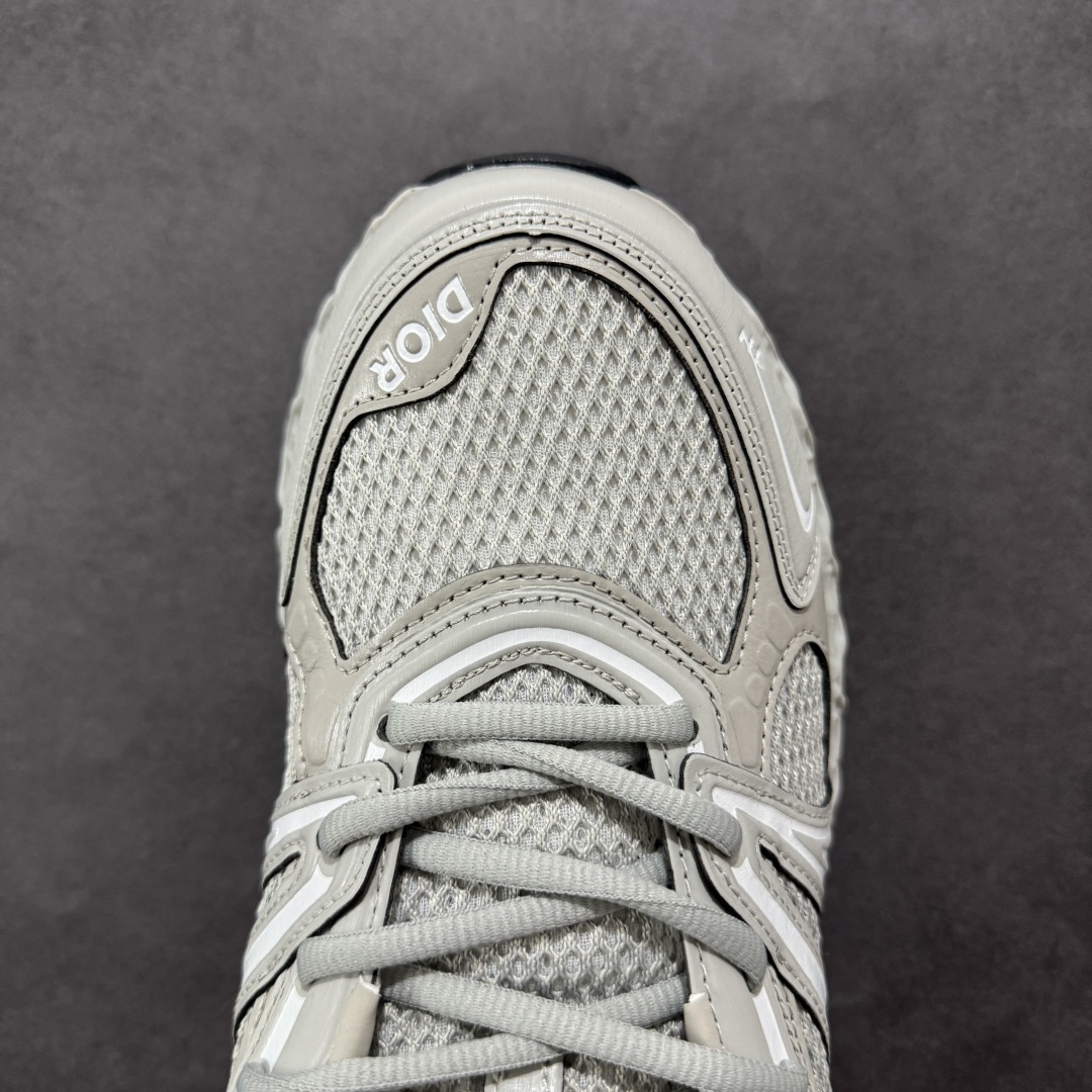 图片[8]-【顶级版本】Dior x Kaws迪奥 联名款B35胶囊系列 镂空 网面 原版购入开发 做货 这款名为B35 NXT 的新款运动鞋，采用了 3D打印技术制成镂空式鞋底，鞋身部分则是十分契合当下审美的老爹鞋样式网面拼接与流畅线条布局，将复古千禧感与现代科技感浑然融为一体；且从当前已曝光的版本来看，这双新鞋款还提供了亮色系、暗色系，以及复古低饱和色系等不同风格配色方案选择，在不同风格造型中都有着十分不俗的兼容性。将前沿科技与复古审美相结合的鞋履新作 配送专柜精美包装🛍📦 ▪面料： 原版定制进口网面+科技面料 ▪内里：定制进口透气网里 ▪鞋底：原版开模防滑橡胶材质 ▪底厚：6CM ▪尺码： 35-45-选品中心