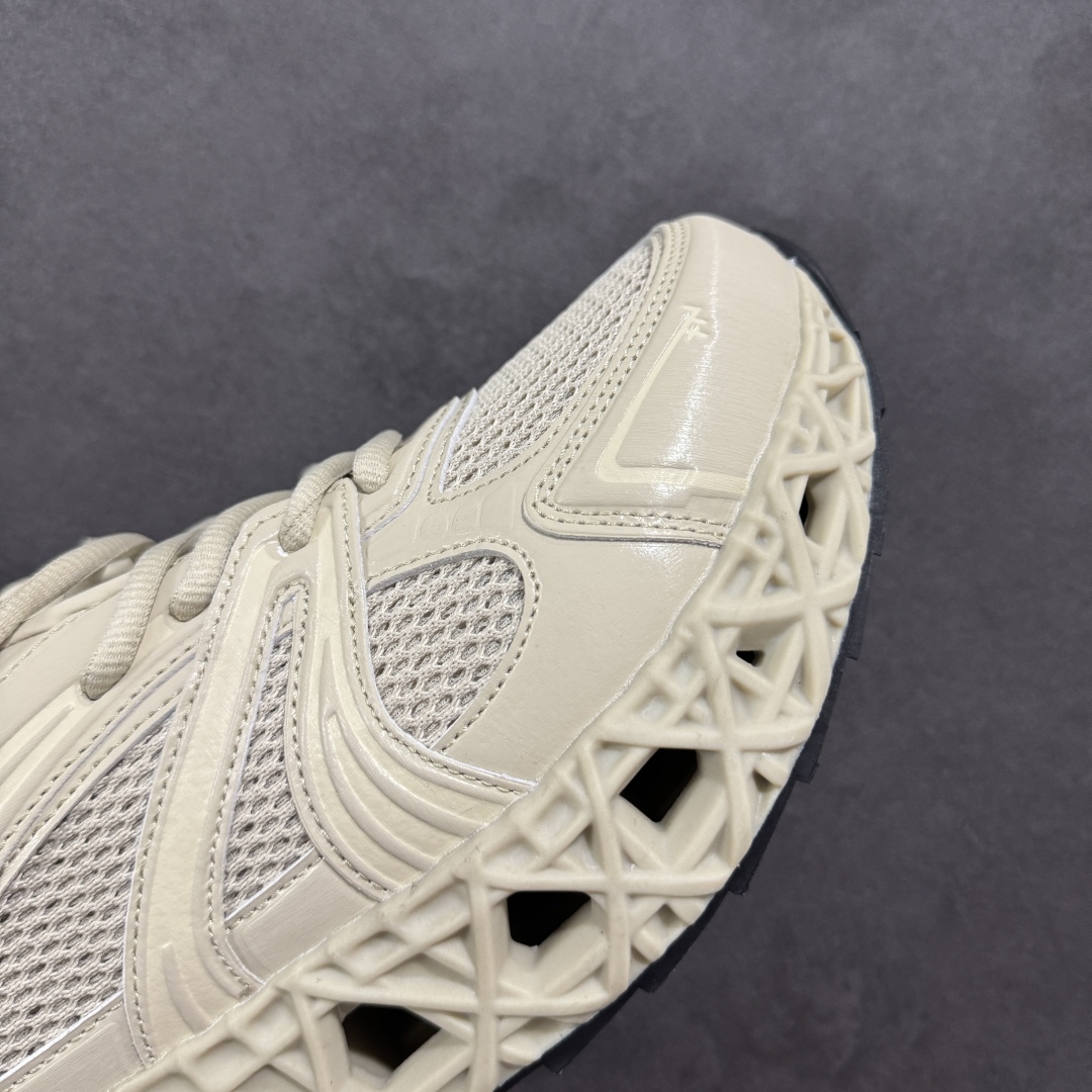 图片[5]-【顶级版本】Dior x Kaws迪奥 联名款B35胶囊系列 镂空 网面 原版购入开发 做货 这款名为B35 NXT 的新款运动鞋，采用了 3D打印技术制成镂空式鞋底，鞋身部分则是十分契合当下审美的老爹鞋样式网面拼接与流畅线条布局，将复古千禧感与现代科技感浑然融为一体；且从当前已曝光的版本来看，这双新鞋款还提供了亮色系、暗色系，以及复古低饱和色系等不同风格配色方案选择，在不同风格造型中都有着十分不俗的兼容性。将前沿科技与复古审美相结合的鞋履新作 配送专柜精美包装🛍📦 ▪面料： 原版定制进口网面+科技面料 ▪内里：定制进口透气网里 ▪鞋底：原版开模防滑橡胶材质 ▪底厚：6CM ▪尺码： 35-45-选品中心