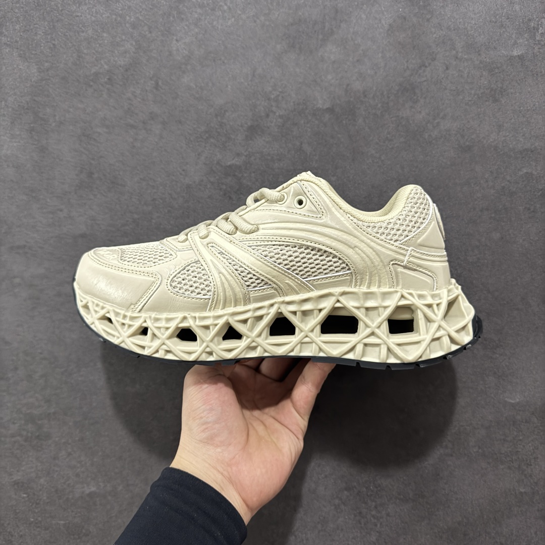 图片[2]-【顶级版本】Dior x Kaws迪奥 联名款B35胶囊系列 镂空 网面 原版购入开发 做货 这款名为B35 NXT 的新款运动鞋，采用了 3D打印技术制成镂空式鞋底，鞋身部分则是十分契合当下审美的老爹鞋样式网面拼接与流畅线条布局，将复古千禧感与现代科技感浑然融为一体；且从当前已曝光的版本来看，这双新鞋款还提供了亮色系、暗色系，以及复古低饱和色系等不同风格配色方案选择，在不同风格造型中都有着十分不俗的兼容性。将前沿科技与复古审美相结合的鞋履新作 配送专柜精美包装🛍📦 ▪面料： 原版定制进口网面+科技面料 ▪内里：定制进口透气网里 ▪鞋底：原版开模防滑橡胶材质 ▪底厚：6CM ▪尺码： 35-45-选品中心