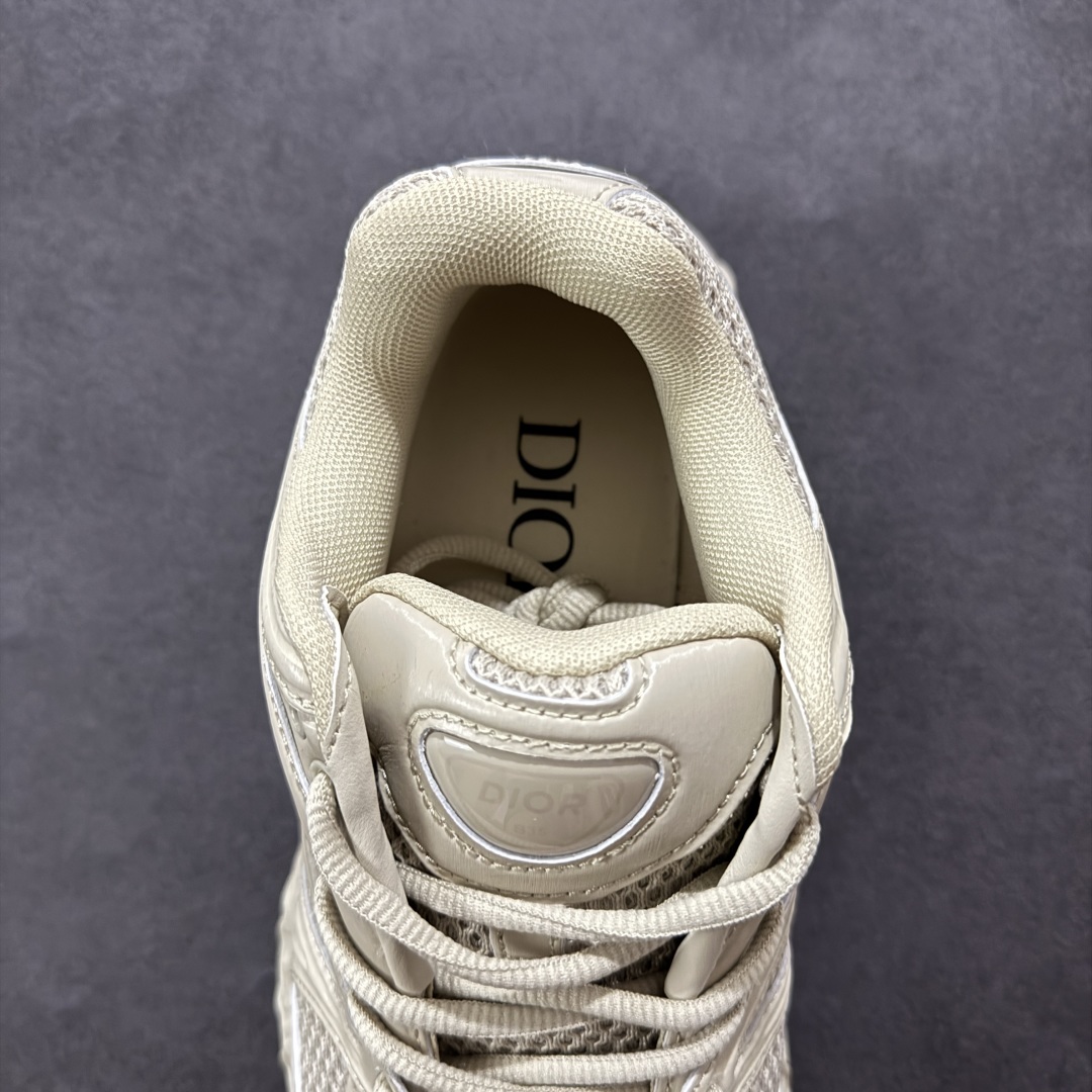 图片[7]-【顶级版本】Dior x Kaws迪奥 联名款B35胶囊系列 镂空 网面 原版购入开发 做货 这款名为B35 NXT 的新款运动鞋，采用了 3D打印技术制成镂空式鞋底，鞋身部分则是十分契合当下审美的老爹鞋样式网面拼接与流畅线条布局，将复古千禧感与现代科技感浑然融为一体；且从当前已曝光的版本来看，这双新鞋款还提供了亮色系、暗色系，以及复古低饱和色系等不同风格配色方案选择，在不同风格造型中都有着十分不俗的兼容性。将前沿科技与复古审美相结合的鞋履新作 配送专柜精美包装🛍📦 ▪面料： 原版定制进口网面+科技面料 ▪内里：定制进口透气网里 ▪鞋底：原版开模防滑橡胶材质 ▪底厚：6CM ▪尺码： 35-45-选品中心