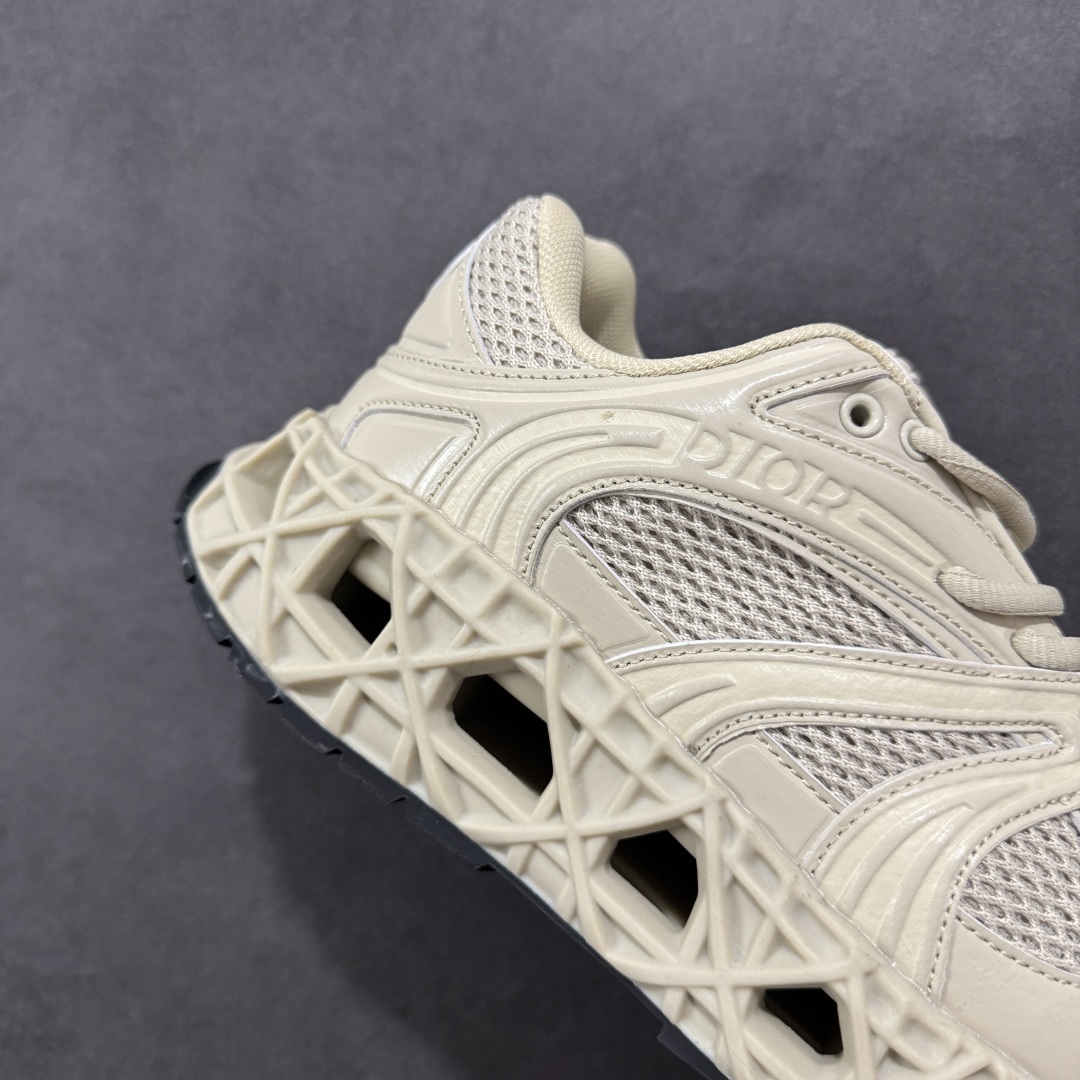 图片[6]-【顶级版本】Dior x Kaws迪奥 联名款B35胶囊系列 镂空 网面 原版购入开发 做货 这款名为B35 NXT 的新款运动鞋，采用了 3D打印技术制成镂空式鞋底，鞋身部分则是十分契合当下审美的老爹鞋样式网面拼接与流畅线条布局，将复古千禧感与现代科技感浑然融为一体；且从当前已曝光的版本来看，这双新鞋款还提供了亮色系、暗色系，以及复古低饱和色系等不同风格配色方案选择，在不同风格造型中都有着十分不俗的兼容性。将前沿科技与复古审美相结合的鞋履新作 配送专柜精美包装🛍📦 ▪面料： 原版定制进口网面+科技面料 ▪内里：定制进口透气网里 ▪鞋底：原版开模防滑橡胶材质 ▪底厚：6CM ▪尺码： 35-45-选品中心