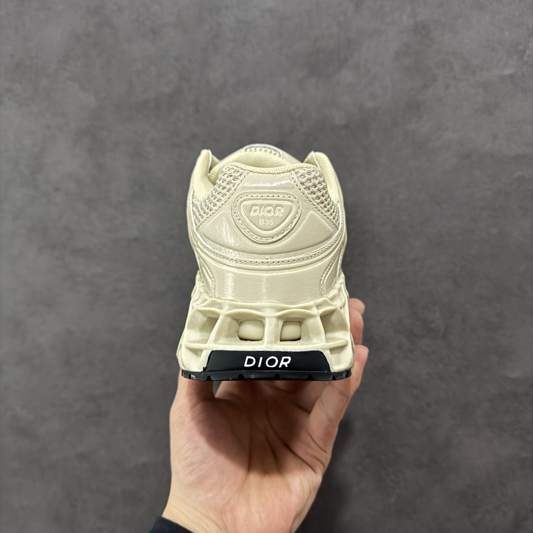 图片[4]-【顶级版本】Dior x Kaws迪奥 联名款B35胶囊系列 镂空 网面 原版购入开发 做货 这款名为B35 NXT 的新款运动鞋，采用了 3D打印技术制成镂空式鞋底，鞋身部分则是十分契合当下审美的老爹鞋样式网面拼接与流畅线条布局，将复古千禧感与现代科技感浑然融为一体；且从当前已曝光的版本来看，这双新鞋款还提供了亮色系、暗色系，以及复古低饱和色系等不同风格配色方案选择，在不同风格造型中都有着十分不俗的兼容性。将前沿科技与复古审美相结合的鞋履新作 配送专柜精美包装🛍📦 ▪面料： 原版定制进口网面+科技面料 ▪内里：定制进口透气网里 ▪鞋底：原版开模防滑橡胶材质 ▪底厚：6CM ▪尺码： 35-45-选品中心