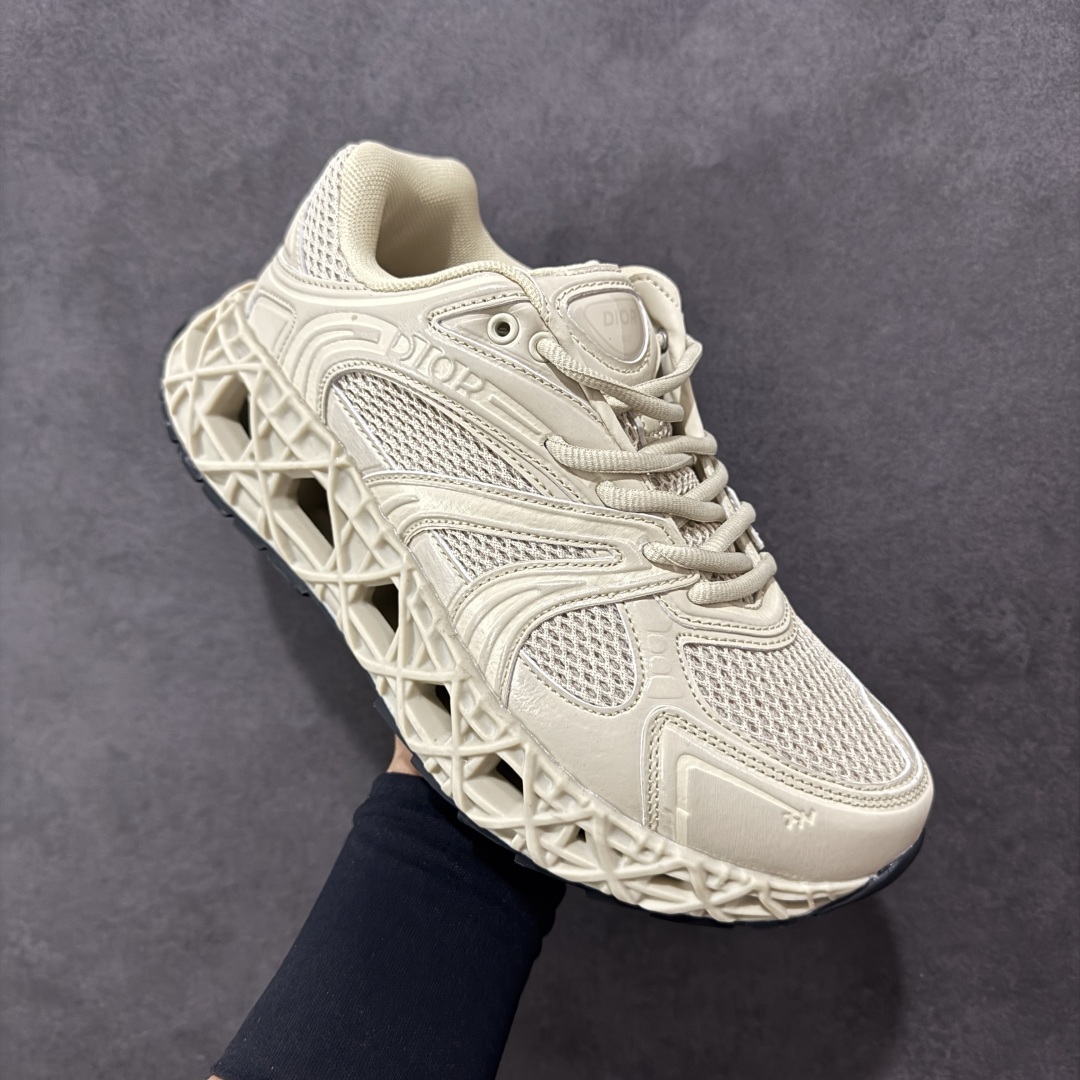 图片[3]-【顶级版本】Dior x Kaws迪奥 联名款B35胶囊系列 镂空 网面 原版购入开发 做货 这款名为B35 NXT 的新款运动鞋，采用了 3D打印技术制成镂空式鞋底，鞋身部分则是十分契合当下审美的老爹鞋样式网面拼接与流畅线条布局，将复古千禧感与现代科技感浑然融为一体；且从当前已曝光的版本来看，这双新鞋款还提供了亮色系、暗色系，以及复古低饱和色系等不同风格配色方案选择，在不同风格造型中都有着十分不俗的兼容性。将前沿科技与复古审美相结合的鞋履新作 配送专柜精美包装🛍📦 ▪面料： 原版定制进口网面+科技面料 ▪内里：定制进口透气网里 ▪鞋底：原版开模防滑橡胶材质 ▪底厚：6CM ▪尺码： 35-45-选品中心