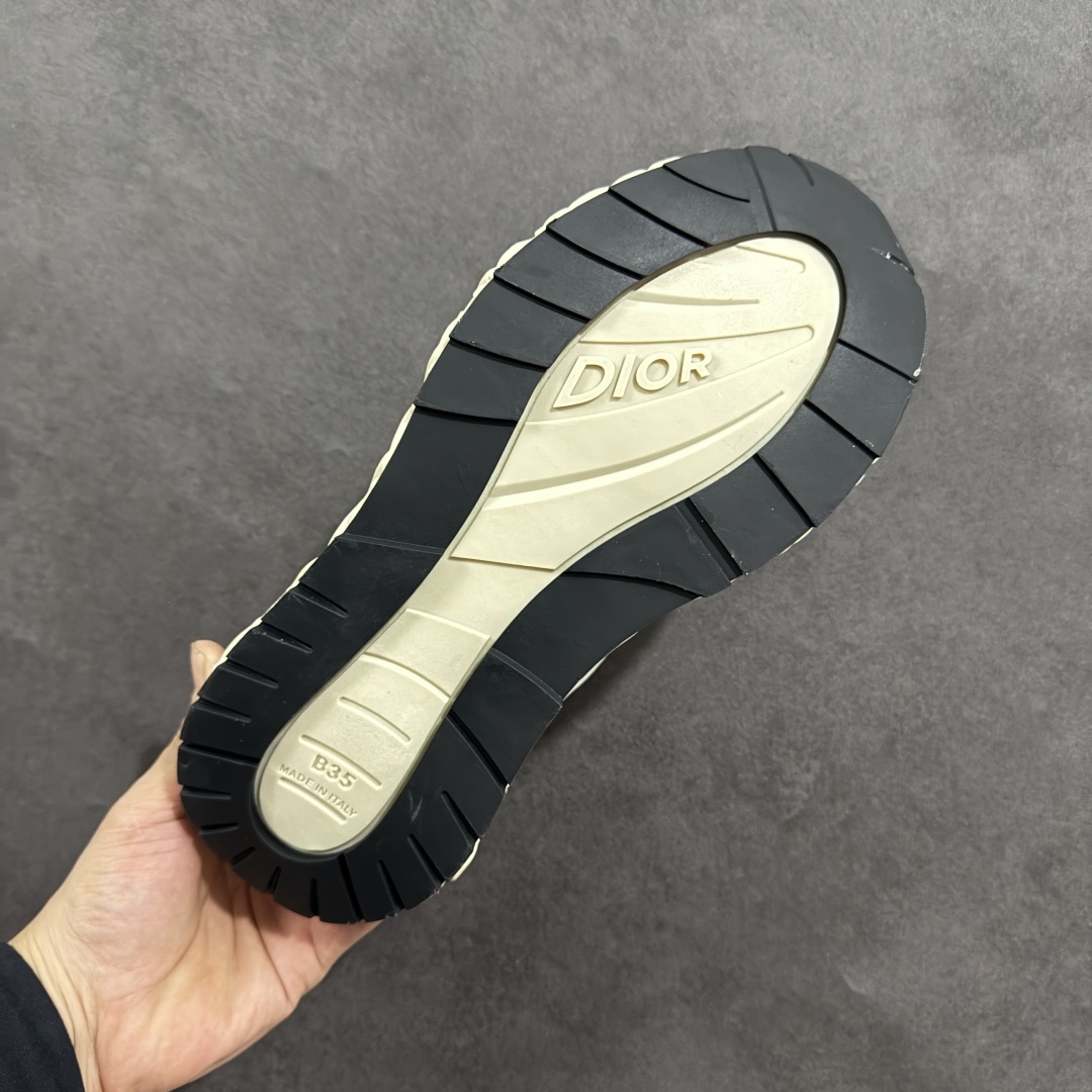 图片[9]-【顶级版本】Dior x Kaws迪奥 联名款B35胶囊系列 镂空 网面 原版购入开发 做货 这款名为B35 NXT 的新款运动鞋，采用了 3D打印技术制成镂空式鞋底，鞋身部分则是十分契合当下审美的老爹鞋样式网面拼接与流畅线条布局，将复古千禧感与现代科技感浑然融为一体；且从当前已曝光的版本来看，这双新鞋款还提供了亮色系、暗色系，以及复古低饱和色系等不同风格配色方案选择，在不同风格造型中都有着十分不俗的兼容性。将前沿科技与复古审美相结合的鞋履新作 配送专柜精美包装🛍📦 ▪面料： 原版定制进口网面+科技面料 ▪内里：定制进口透气网里 ▪鞋底：原版开模防滑橡胶材质 ▪底厚：6CM ▪尺码： 35-45-选品中心