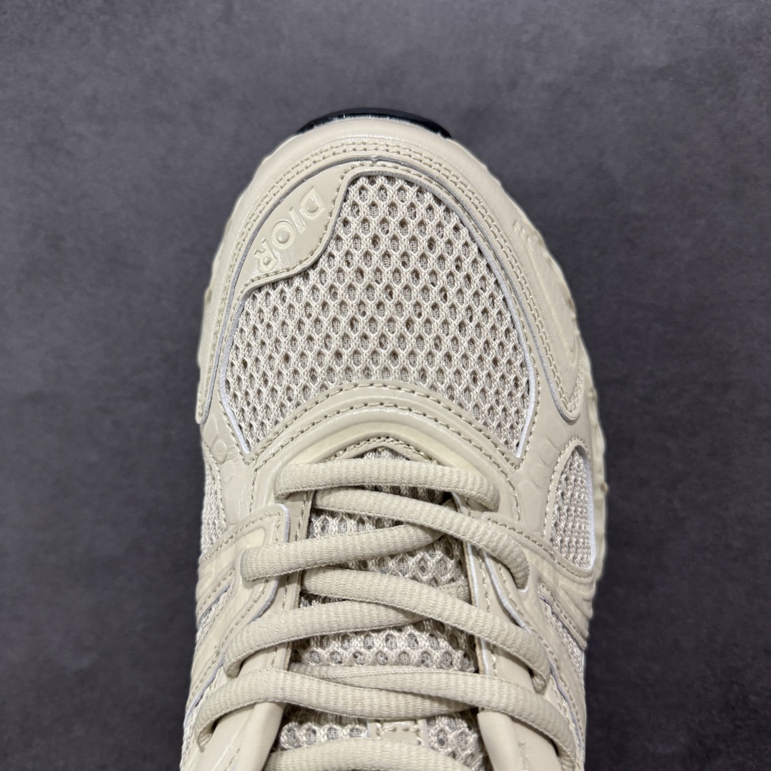 图片[8]-【顶级版本】Dior x Kaws迪奥 联名款B35胶囊系列 镂空 网面 原版购入开发 做货 这款名为B35 NXT 的新款运动鞋，采用了 3D打印技术制成镂空式鞋底，鞋身部分则是十分契合当下审美的老爹鞋样式网面拼接与流畅线条布局，将复古千禧感与现代科技感浑然融为一体；且从当前已曝光的版本来看，这双新鞋款还提供了亮色系、暗色系，以及复古低饱和色系等不同风格配色方案选择，在不同风格造型中都有着十分不俗的兼容性。将前沿科技与复古审美相结合的鞋履新作 配送专柜精美包装🛍📦 ▪面料： 原版定制进口网面+科技面料 ▪内里：定制进口透气网里 ▪鞋底：原版开模防滑橡胶材质 ▪底厚：6CM ▪尺码： 35-45-选品中心