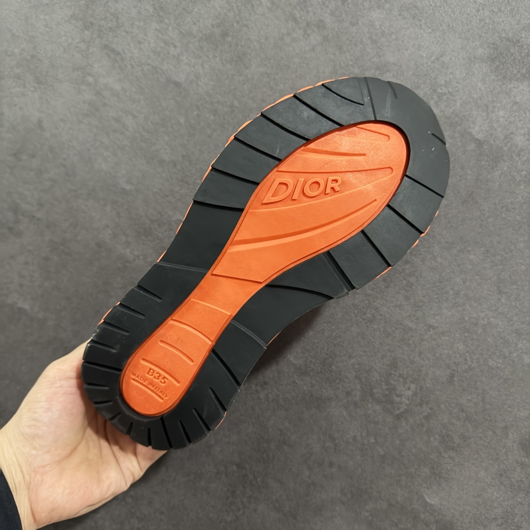 图片[9]-【顶级版本】Dior x Kaws迪奥 联名款B35胶囊系列 镂空 网面 原版购入开发 做货 这款名为B35 NXT 的新款运动鞋，采用了 3D打印技术制成镂空式鞋底，鞋身部分则是十分契合当下审美的老爹鞋样式网面拼接与流畅线条布局，将复古千禧感与现代科技感浑然融为一体；且从当前已曝光的版本来看，这双新鞋款还提供了亮色系、暗色系，以及复古低饱和色系等不同风格配色方案选择，在不同风格造型中都有着十分不俗的兼容性。将前沿科技与复古审美相结合的鞋履新作 配送专柜精美包装🛍📦 ▪面料： 原版定制进口网面+科技面料 ▪内里：定制进口透气网里 ▪鞋底：原版开模防滑橡胶材质 ▪底厚：6CM ▪尺码： 35-45-选品中心