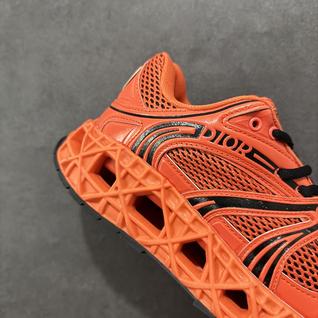 图片[6]-【顶级版本】Dior x Kaws迪奥 联名款B35胶囊系列 镂空 网面 原版购入开发 做货 这款名为B35 NXT 的新款运动鞋，采用了 3D打印技术制成镂空式鞋底，鞋身部分则是十分契合当下审美的老爹鞋样式网面拼接与流畅线条布局，将复古千禧感与现代科技感浑然融为一体；且从当前已曝光的版本来看，这双新鞋款还提供了亮色系、暗色系，以及复古低饱和色系等不同风格配色方案选择，在不同风格造型中都有着十分不俗的兼容性。将前沿科技与复古审美相结合的鞋履新作 配送专柜精美包装🛍📦 ▪面料： 原版定制进口网面+科技面料 ▪内里：定制进口透气网里 ▪鞋底：原版开模防滑橡胶材质 ▪底厚：6CM ▪尺码： 35-45-选品中心