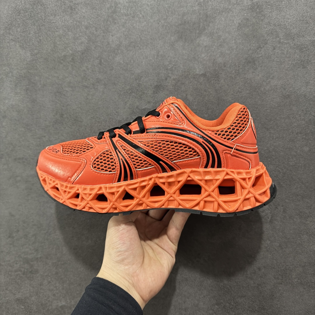 图片[2]-【顶级版本】Dior x Kaws迪奥 联名款B35胶囊系列 镂空 网面 原版购入开发 做货 这款名为B35 NXT 的新款运动鞋，采用了 3D打印技术制成镂空式鞋底，鞋身部分则是十分契合当下审美的老爹鞋样式网面拼接与流畅线条布局，将复古千禧感与现代科技感浑然融为一体；且从当前已曝光的版本来看，这双新鞋款还提供了亮色系、暗色系，以及复古低饱和色系等不同风格配色方案选择，在不同风格造型中都有着十分不俗的兼容性。将前沿科技与复古审美相结合的鞋履新作 配送专柜精美包装🛍📦 ▪面料： 原版定制进口网面+科技面料 ▪内里：定制进口透气网里 ▪鞋底：原版开模防滑橡胶材质 ▪底厚：6CM ▪尺码： 35-45-选品中心