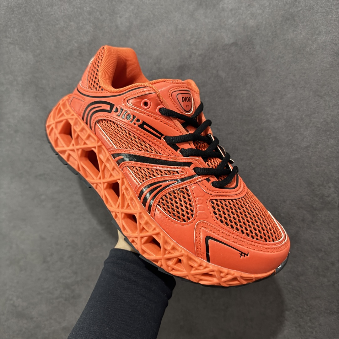图片[3]-【顶级版本】Dior x Kaws迪奥 联名款B35胶囊系列 镂空 网面 原版购入开发 做货 这款名为B35 NXT 的新款运动鞋，采用了 3D打印技术制成镂空式鞋底，鞋身部分则是十分契合当下审美的老爹鞋样式网面拼接与流畅线条布局，将复古千禧感与现代科技感浑然融为一体；且从当前已曝光的版本来看，这双新鞋款还提供了亮色系、暗色系，以及复古低饱和色系等不同风格配色方案选择，在不同风格造型中都有着十分不俗的兼容性。将前沿科技与复古审美相结合的鞋履新作 配送专柜精美包装🛍📦 ▪面料： 原版定制进口网面+科技面料 ▪内里：定制进口透气网里 ▪鞋底：原版开模防滑橡胶材质 ▪底厚：6CM ▪尺码： 35-45-选品中心