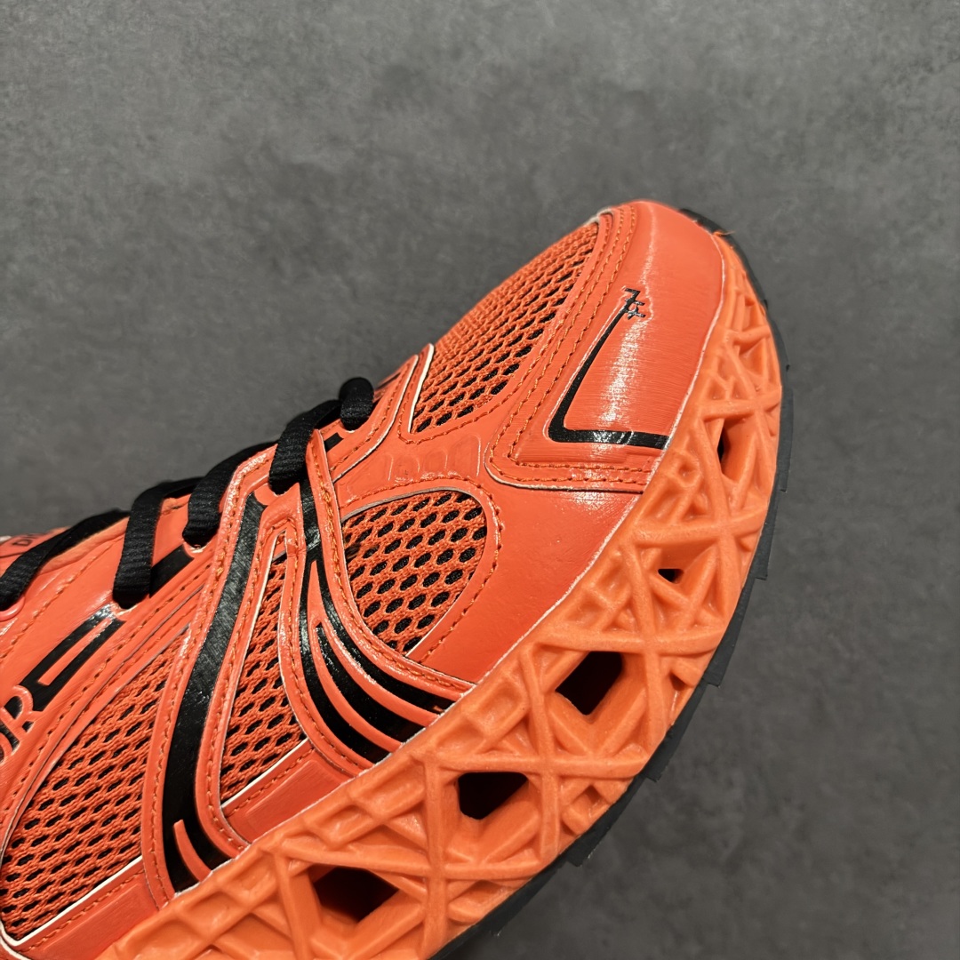 图片[5]-【顶级版本】Dior x Kaws迪奥 联名款B35胶囊系列 镂空 网面 原版购入开发 做货 这款名为B35 NXT 的新款运动鞋，采用了 3D打印技术制成镂空式鞋底，鞋身部分则是十分契合当下审美的老爹鞋样式网面拼接与流畅线条布局，将复古千禧感与现代科技感浑然融为一体；且从当前已曝光的版本来看，这双新鞋款还提供了亮色系、暗色系，以及复古低饱和色系等不同风格配色方案选择，在不同风格造型中都有着十分不俗的兼容性。将前沿科技与复古审美相结合的鞋履新作 配送专柜精美包装🛍📦 ▪面料： 原版定制进口网面+科技面料 ▪内里：定制进口透气网里 ▪鞋底：原版开模防滑橡胶材质 ▪底厚：6CM ▪尺码： 35-45-选品中心