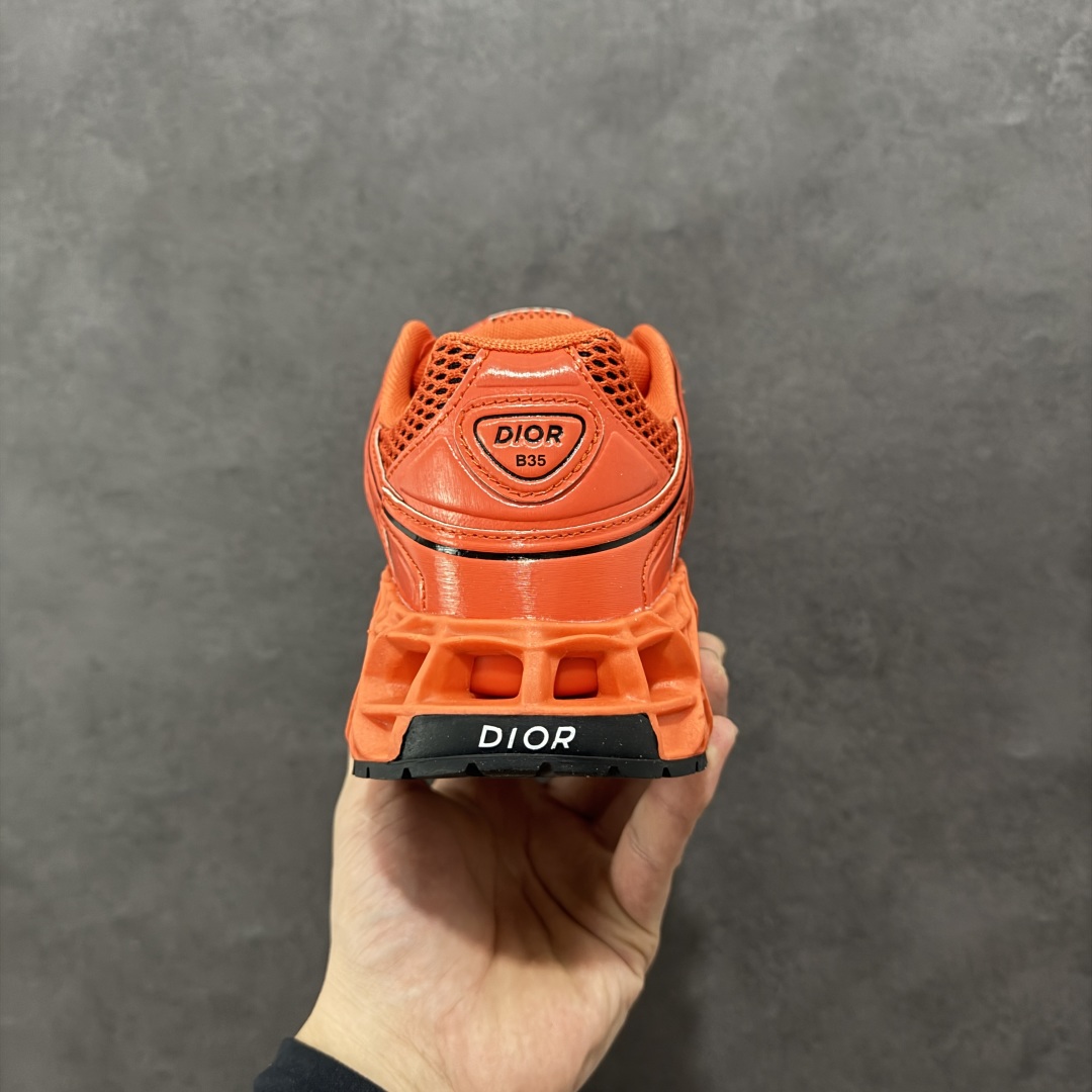 图片[4]-【顶级版本】Dior x Kaws迪奥 联名款B35胶囊系列 镂空 网面 原版购入开发 做货 这款名为B35 NXT 的新款运动鞋，采用了 3D打印技术制成镂空式鞋底，鞋身部分则是十分契合当下审美的老爹鞋样式网面拼接与流畅线条布局，将复古千禧感与现代科技感浑然融为一体；且从当前已曝光的版本来看，这双新鞋款还提供了亮色系、暗色系，以及复古低饱和色系等不同风格配色方案选择，在不同风格造型中都有着十分不俗的兼容性。将前沿科技与复古审美相结合的鞋履新作 配送专柜精美包装🛍📦 ▪面料： 原版定制进口网面+科技面料 ▪内里：定制进口透气网里 ▪鞋底：原版开模防滑橡胶材质 ▪底厚：6CM ▪尺码： 35-45-选品中心