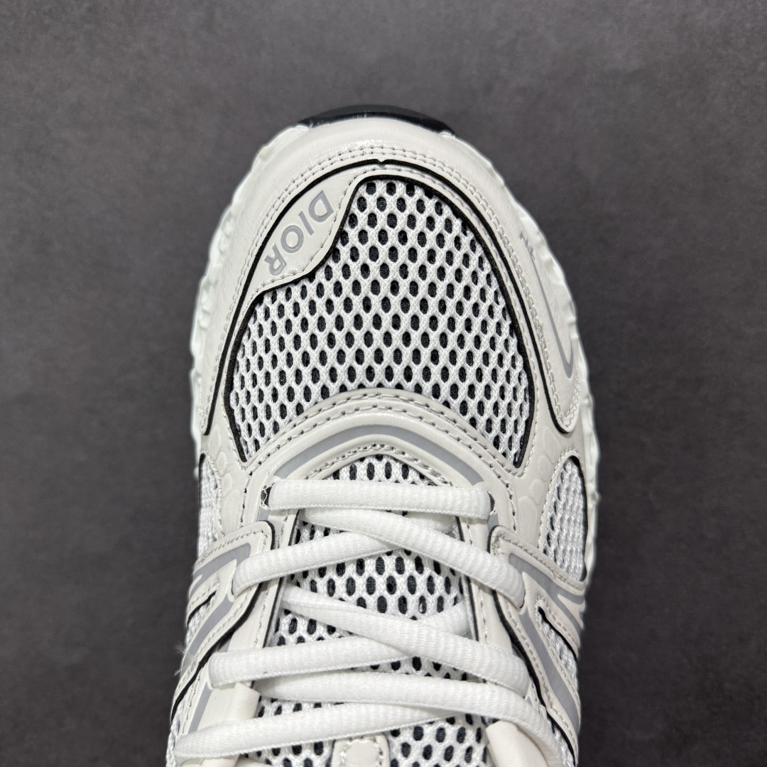 图片[8]-【顶级版本】Dior x Kaws迪奥 联名款B35胶囊系列 镂空 网面 原版购入开发 做货 这款名为B35 NXT 的新款运动鞋，采用了 3D打印技术制成镂空式鞋底，鞋身部分则是十分契合当下审美的老爹鞋样式网面拼接与流畅线条布局，将复古千禧感与现代科技感浑然融为一体；且从当前已曝光的版本来看，这双新鞋款还提供了亮色系、暗色系，以及复古低饱和色系等不同风格配色方案选择，在不同风格造型中都有着十分不俗的兼容性。将前沿科技与复古审美相结合的鞋履新作 配送专柜精美包装🛍📦 ▪面料： 原版定制进口网面+科技面料 ▪内里：定制进口透气网里 ▪鞋底：原版开模防滑橡胶材质 ▪底厚：6CM ▪尺码： 35-45-选品中心