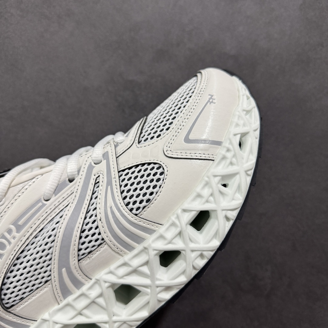 图片[5]-【顶级版本】Dior x Kaws迪奥 联名款B35胶囊系列 镂空 网面 原版购入开发 做货 这款名为B35 NXT 的新款运动鞋，采用了 3D打印技术制成镂空式鞋底，鞋身部分则是十分契合当下审美的老爹鞋样式网面拼接与流畅线条布局，将复古千禧感与现代科技感浑然融为一体；且从当前已曝光的版本来看，这双新鞋款还提供了亮色系、暗色系，以及复古低饱和色系等不同风格配色方案选择，在不同风格造型中都有着十分不俗的兼容性。将前沿科技与复古审美相结合的鞋履新作 配送专柜精美包装🛍📦 ▪面料： 原版定制进口网面+科技面料 ▪内里：定制进口透气网里 ▪鞋底：原版开模防滑橡胶材质 ▪底厚：6CM ▪尺码： 35-45-选品中心