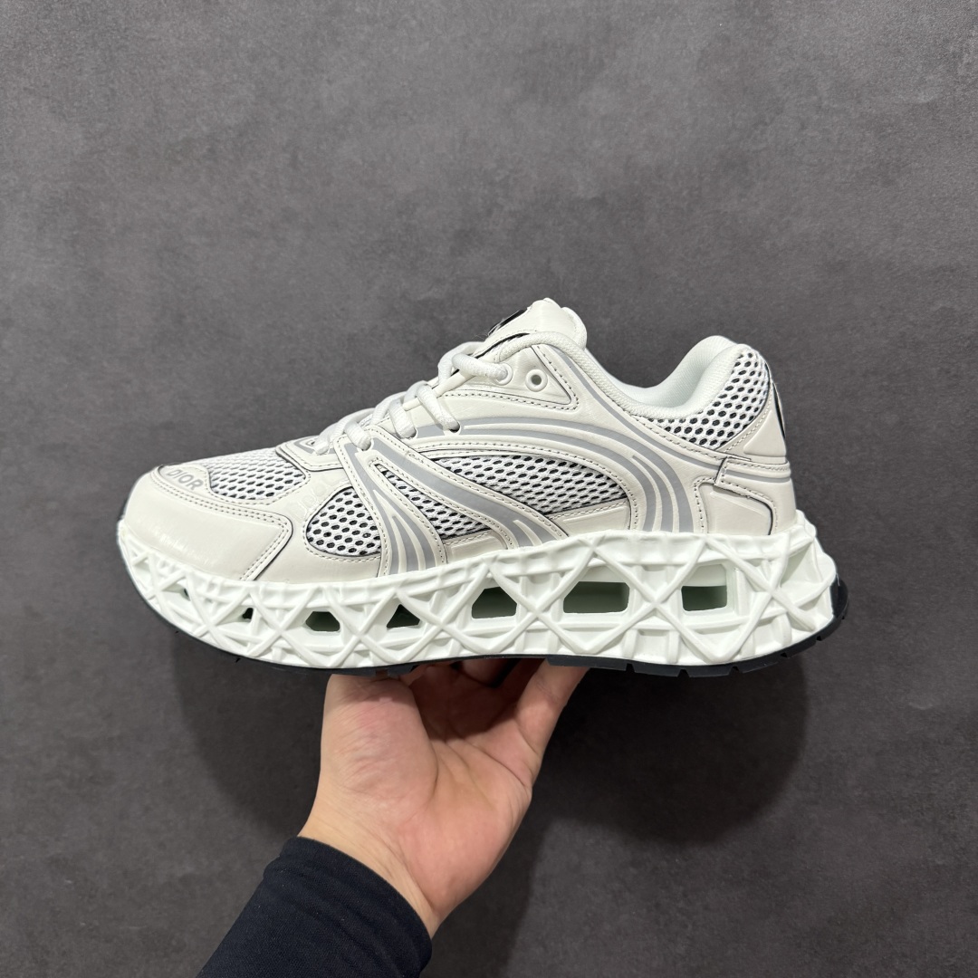 图片[2]-【顶级版本】Dior x Kaws迪奥 联名款B35胶囊系列 镂空 网面 原版购入开发 做货 这款名为B35 NXT 的新款运动鞋，采用了 3D打印技术制成镂空式鞋底，鞋身部分则是十分契合当下审美的老爹鞋样式网面拼接与流畅线条布局，将复古千禧感与现代科技感浑然融为一体；且从当前已曝光的版本来看，这双新鞋款还提供了亮色系、暗色系，以及复古低饱和色系等不同风格配色方案选择，在不同风格造型中都有着十分不俗的兼容性。将前沿科技与复古审美相结合的鞋履新作 配送专柜精美包装🛍📦 ▪面料： 原版定制进口网面+科技面料 ▪内里：定制进口透气网里 ▪鞋底：原版开模防滑橡胶材质 ▪底厚：6CM ▪尺码： 35-45-选品中心