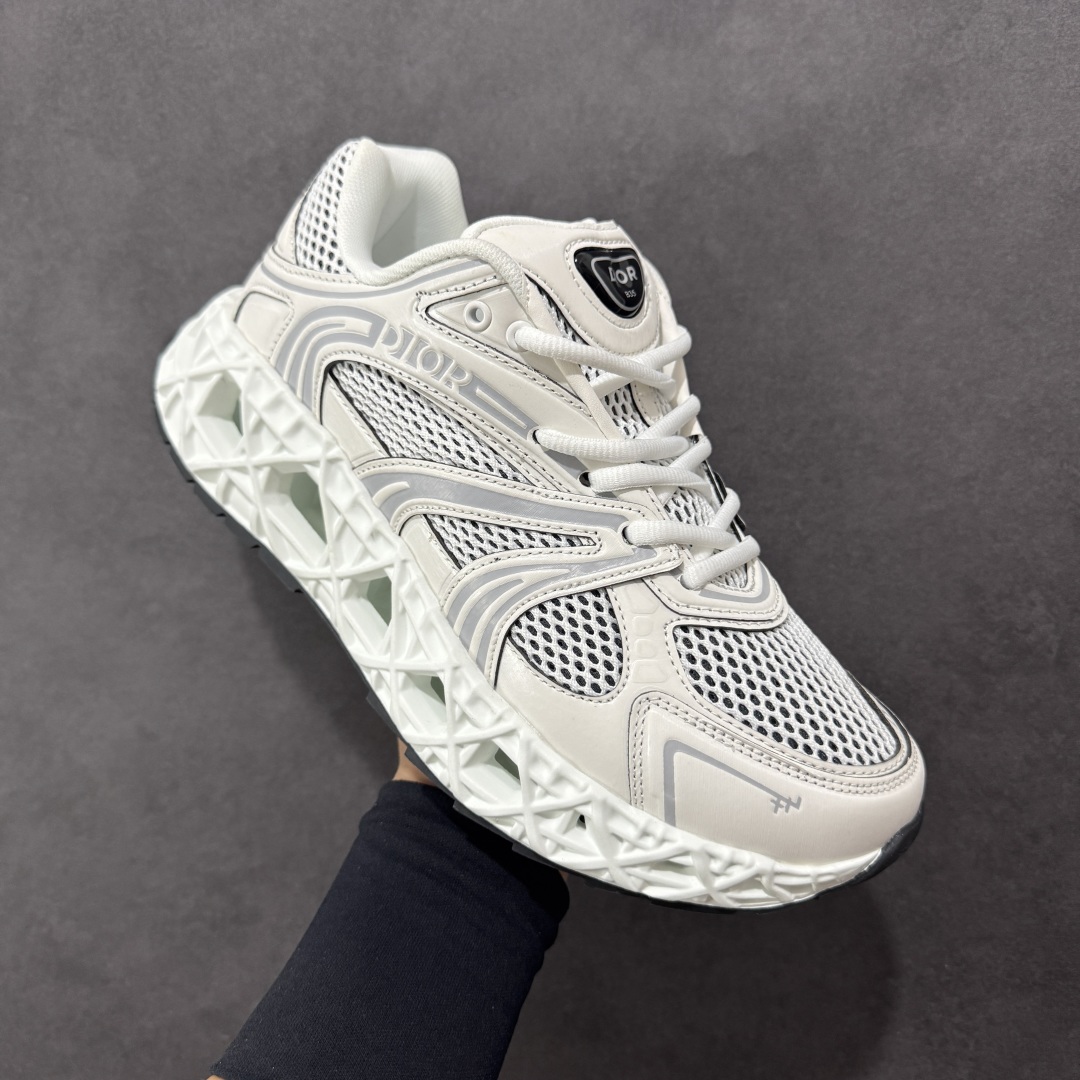 图片[3]-【顶级版本】Dior x Kaws迪奥 联名款B35胶囊系列 镂空 网面 原版购入开发 做货 这款名为B35 NXT 的新款运动鞋，采用了 3D打印技术制成镂空式鞋底，鞋身部分则是十分契合当下审美的老爹鞋样式网面拼接与流畅线条布局，将复古千禧感与现代科技感浑然融为一体；且从当前已曝光的版本来看，这双新鞋款还提供了亮色系、暗色系，以及复古低饱和色系等不同风格配色方案选择，在不同风格造型中都有着十分不俗的兼容性。将前沿科技与复古审美相结合的鞋履新作 配送专柜精美包装🛍📦 ▪面料： 原版定制进口网面+科技面料 ▪内里：定制进口透气网里 ▪鞋底：原版开模防滑橡胶材质 ▪底厚：6CM ▪尺码： 35-45-选品中心