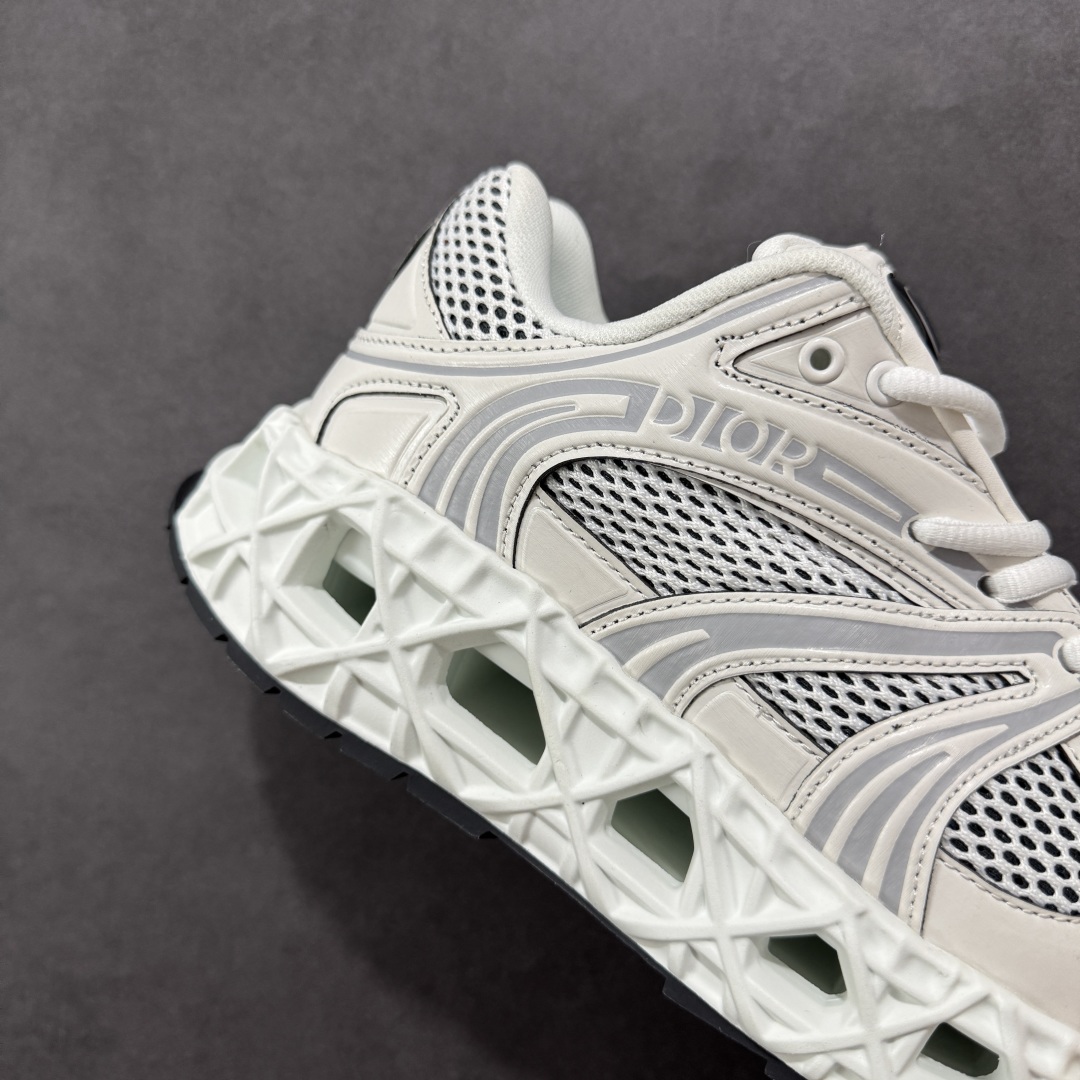 图片[6]-【顶级版本】Dior x Kaws迪奥 联名款B35胶囊系列 镂空 网面 原版购入开发 做货 这款名为B35 NXT 的新款运动鞋，采用了 3D打印技术制成镂空式鞋底，鞋身部分则是十分契合当下审美的老爹鞋样式网面拼接与流畅线条布局，将复古千禧感与现代科技感浑然融为一体；且从当前已曝光的版本来看，这双新鞋款还提供了亮色系、暗色系，以及复古低饱和色系等不同风格配色方案选择，在不同风格造型中都有着十分不俗的兼容性。将前沿科技与复古审美相结合的鞋履新作 配送专柜精美包装🛍📦 ▪面料： 原版定制进口网面+科技面料 ▪内里：定制进口透气网里 ▪鞋底：原版开模防滑橡胶材质 ▪底厚：6CM ▪尺码： 35-45-选品中心