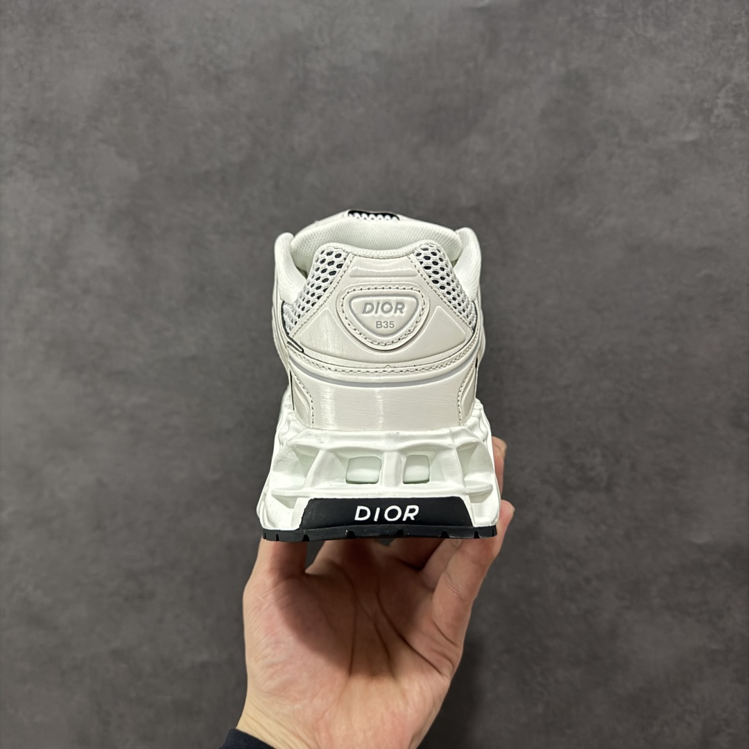 图片[4]-【顶级版本】Dior x Kaws迪奥 联名款B35胶囊系列 镂空 网面 原版购入开发 做货 这款名为B35 NXT 的新款运动鞋，采用了 3D打印技术制成镂空式鞋底，鞋身部分则是十分契合当下审美的老爹鞋样式网面拼接与流畅线条布局，将复古千禧感与现代科技感浑然融为一体；且从当前已曝光的版本来看，这双新鞋款还提供了亮色系、暗色系，以及复古低饱和色系等不同风格配色方案选择，在不同风格造型中都有着十分不俗的兼容性。将前沿科技与复古审美相结合的鞋履新作 配送专柜精美包装🛍📦 ▪面料： 原版定制进口网面+科技面料 ▪内里：定制进口透气网里 ▪鞋底：原版开模防滑橡胶材质 ▪底厚：6CM ▪尺码： 35-45-选品中心