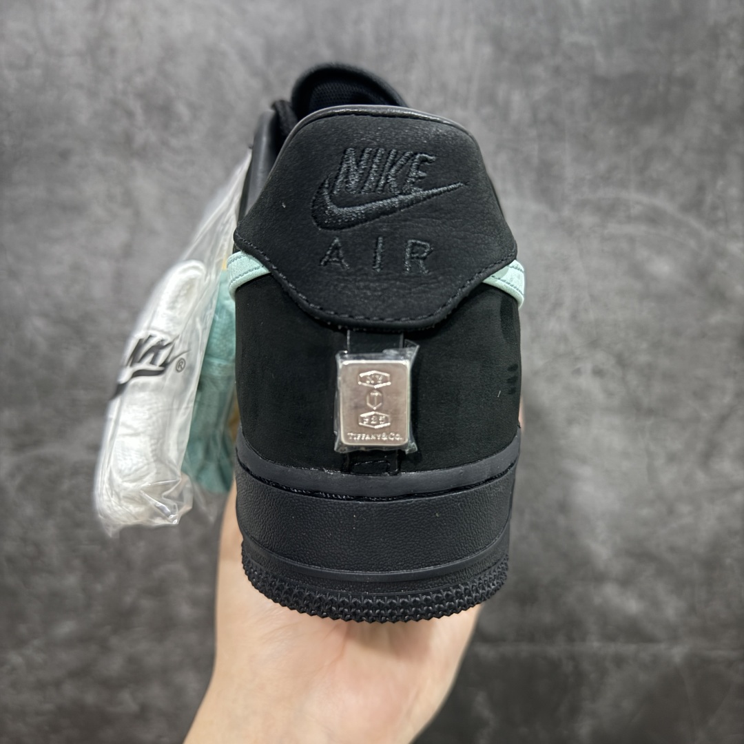 图片[4]-【T1版】 Tiffany & CO x Nk Air Force 1 Low \”1837\” 蒂芙尼联名 空军一号低帮板鞋 DZ1382-001 全新升级品质 市场天花板 真正925真银💯带证书 给你感受真真的原鞋即视感 SZ原纸板 原数据打造完美鞋型 原厂皮料 同步zp 注意裁边处有油边封边 区别市场 zp一致勾子细节 完美还原所有细节 欢迎对比 尺码：36-47.5-选品中心