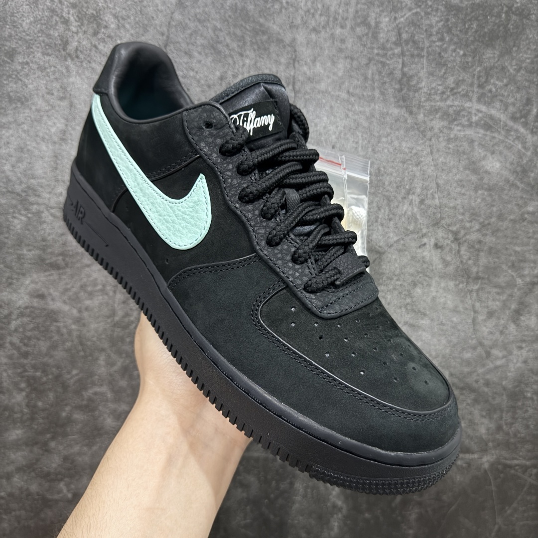图片[3]-【T1版】 Tiffany & CO x Nk Air Force 1 Low \”1837\” 蒂芙尼联名 空军一号低帮板鞋 DZ1382-001 全新升级品质 市场天花板 真正925真银💯带证书 给你感受真真的原鞋即视感 SZ原纸板 原数据打造完美鞋型 原厂皮料 同步zp 注意裁边处有油边封边 区别市场 zp一致勾子细节 完美还原所有细节 欢迎对比 尺码：36-47.5-选品中心