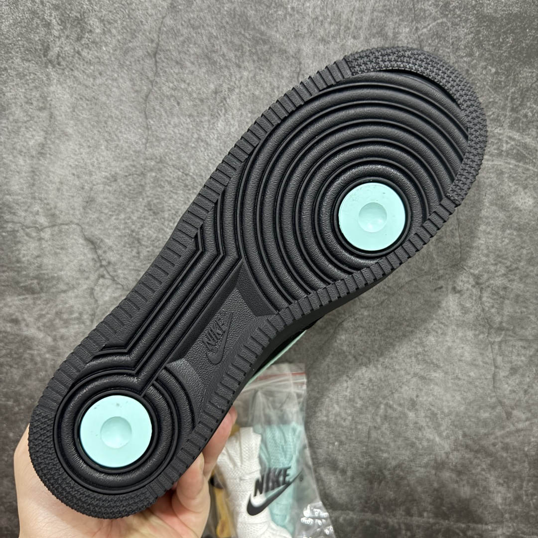 图片[9]-【T1版】 Tiffany & CO x Nk Air Force 1 Low \”1837\” 蒂芙尼联名 空军一号低帮板鞋 DZ1382-001 全新升级品质 市场天花板 真正925真银💯带证书 给你感受真真的原鞋即视感 SZ原纸板 原数据打造完美鞋型 原厂皮料 同步zp 注意裁边处有油边封边 区别市场 zp一致勾子细节 完美还原所有细节 欢迎对比 尺码：36-47.5-选品中心