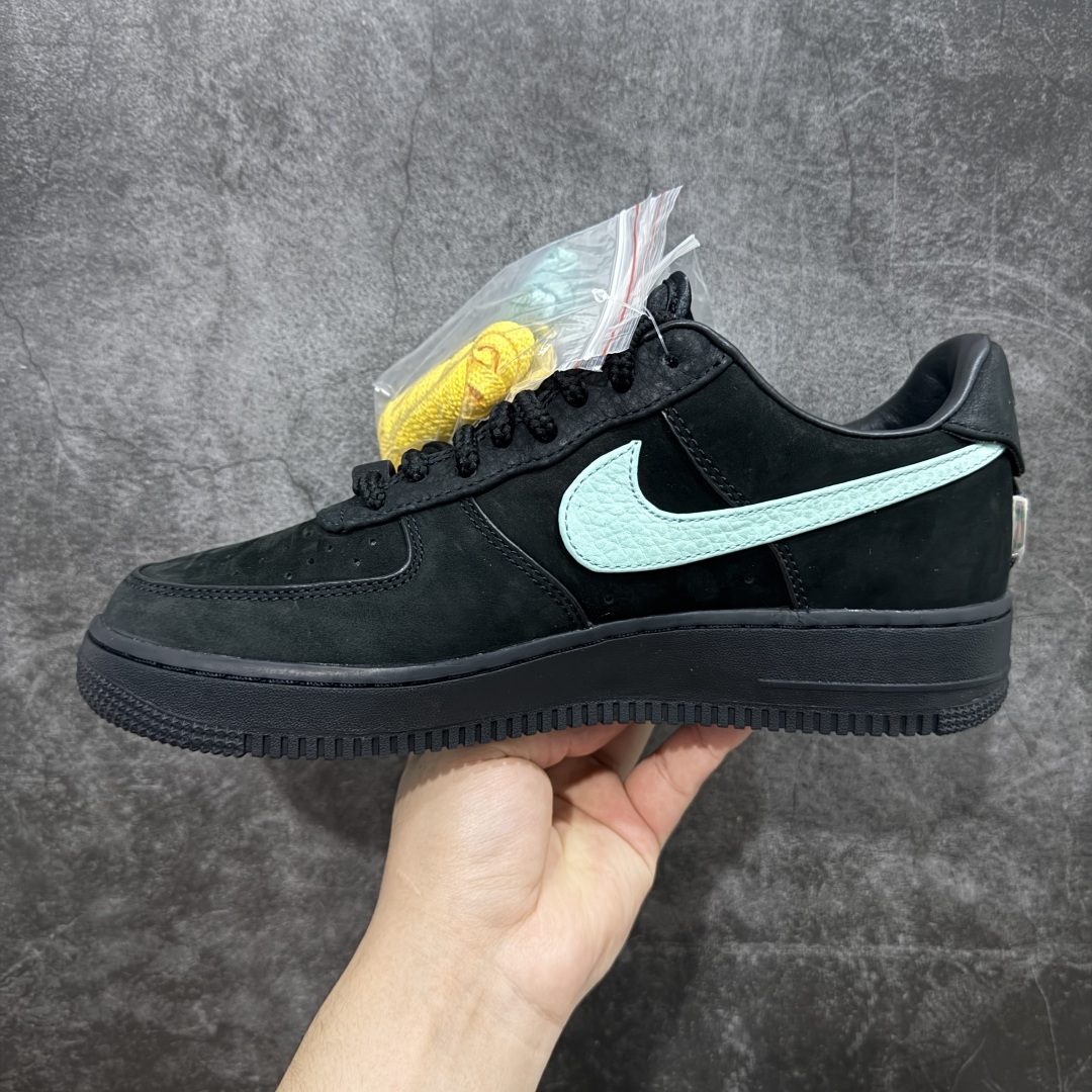 图片[2]-【T1版】 Tiffany & CO x Nk Air Force 1 Low \”1837\” 蒂芙尼联名 空军一号低帮板鞋 DZ1382-001 全新升级品质 市场天花板 真正925真银💯带证书 给你感受真真的原鞋即视感 SZ原纸板 原数据打造完美鞋型 原厂皮料 同步zp 注意裁边处有油边封边 区别市场 zp一致勾子细节 完美还原所有细节 欢迎对比 尺码：36-47.5-选品中心