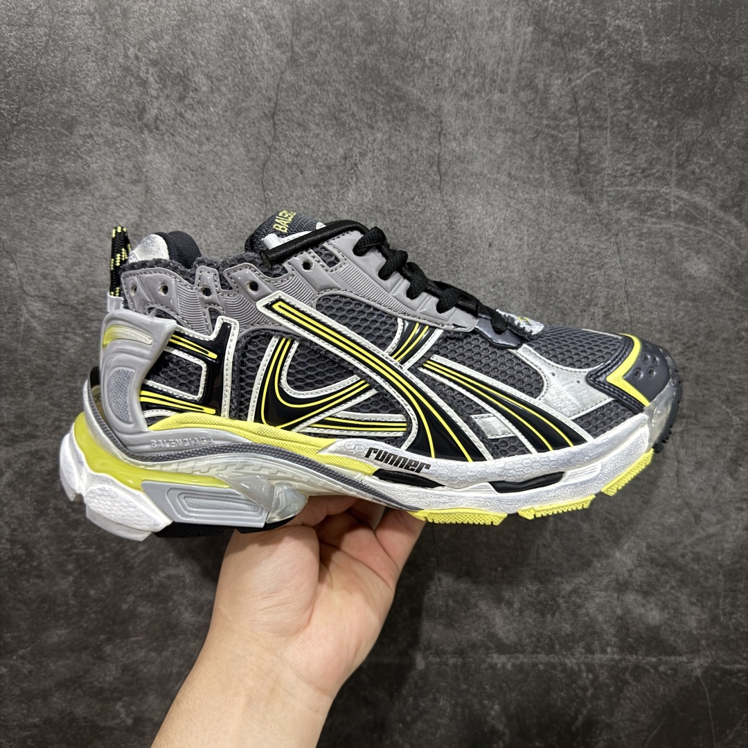 【纯原OK版】BALENCIAGA Runner 2.0 Sneaker 巴黎世家七代慢跑系列低帮复古野跑潮流运动鞋老爹鞋 尼龙和网布材质 磨损效果 鞋头边缘印有尺码 背面浮印尺码 外侧印有跑者徽标 鞋舌刺绣 Balenciaga 品牌标识 鞋跟背面 Balenciaga品牌标识 材质采用65%聚氨酯、35%聚酯纤维 全新 Runner 鞋型轮廓借鉴于 2000 年初的复古线条 搭载大网眼面料制成鞋面基础,由粉色、白色尼龍与橡胶质地覆盖鞋面诠释线条感 当中透过几道手缝线与折损痕更是精准的掌握历经时间淬炼的破旧痕迹 延续其手法至鞋领、鞋跟、鞋带、中底等部分均饰有破损及脏污之貌 尤其是鞋领处与鞋带孔眼条更是采用不规则做旧技术将内容物泡棉随机露出 尺码:35 36 37 38 39 40 41 42 43 44 45 46-选品中心