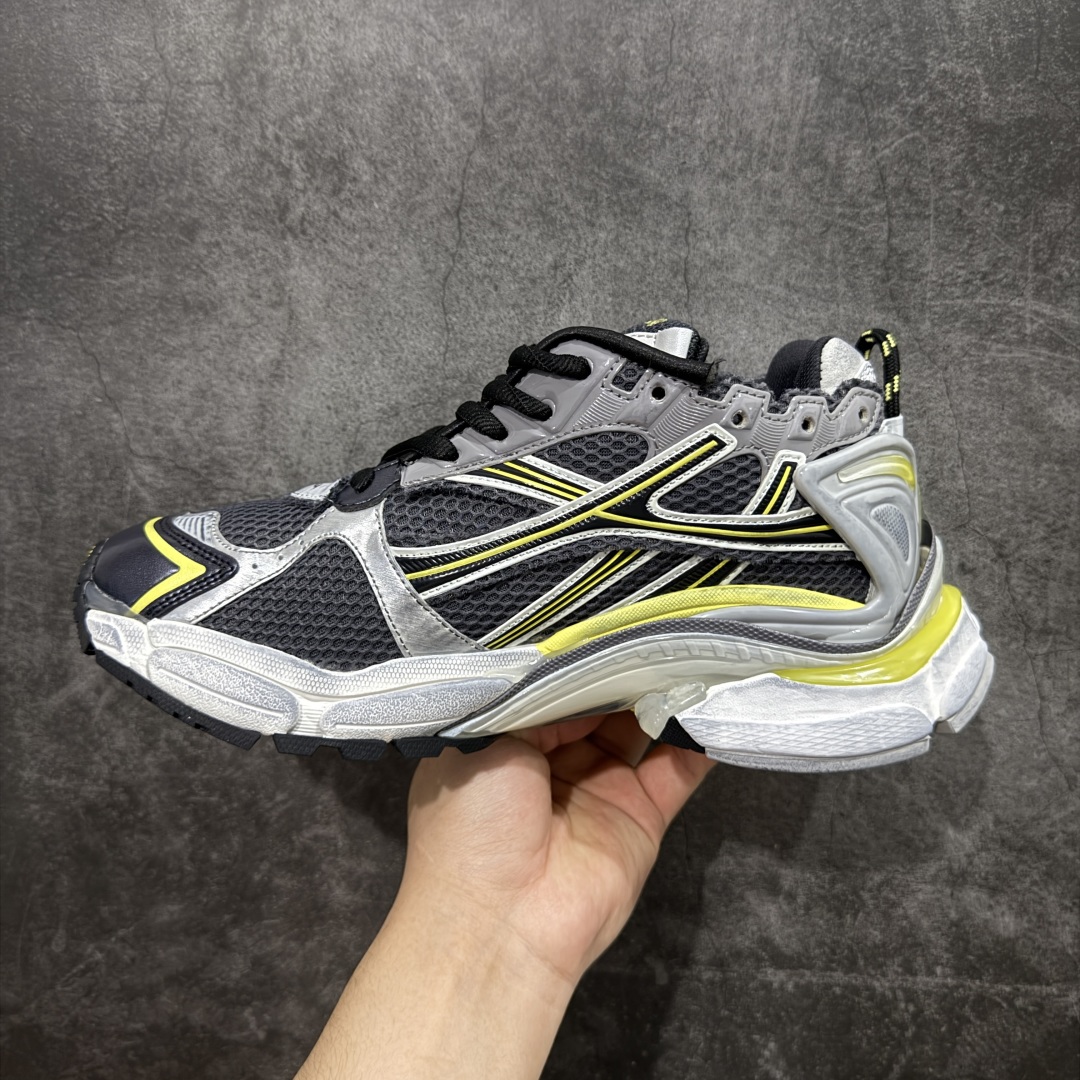 图片[2]-【纯原OK版】BALENCIAGA Runner 2.0 Sneaker 巴黎世家七代慢跑系列低帮复古野跑潮流运动鞋老爹鞋 尼龙和网布材质 磨损效果 鞋头边缘印有尺码 背面浮印尺码 外侧印有跑者徽标 鞋舌刺绣 Balenciaga 品牌标识 鞋跟背面 Balenciaga品牌标识 材质采用65%聚氨酯、35%聚酯纤维 全新 Runner 鞋型轮廓借鉴于 2000 年初的复古线条 搭载大网眼面料制成鞋面基础，由粉色、白色尼龍与橡胶质地覆盖鞋面诠释线条感 当中透过几道手缝线与折损痕更是精准的掌握历经时间淬炼的破旧痕迹 延续其手法至鞋领、鞋跟、鞋带、中底等部分均饰有破损及脏污之貌 尤其是鞋领处与鞋带孔眼条更是采用不规则做旧技术将内容物泡棉随机露出 尺码：35 36 37 38 39 40 41 42 43 44 45 46-选品中心