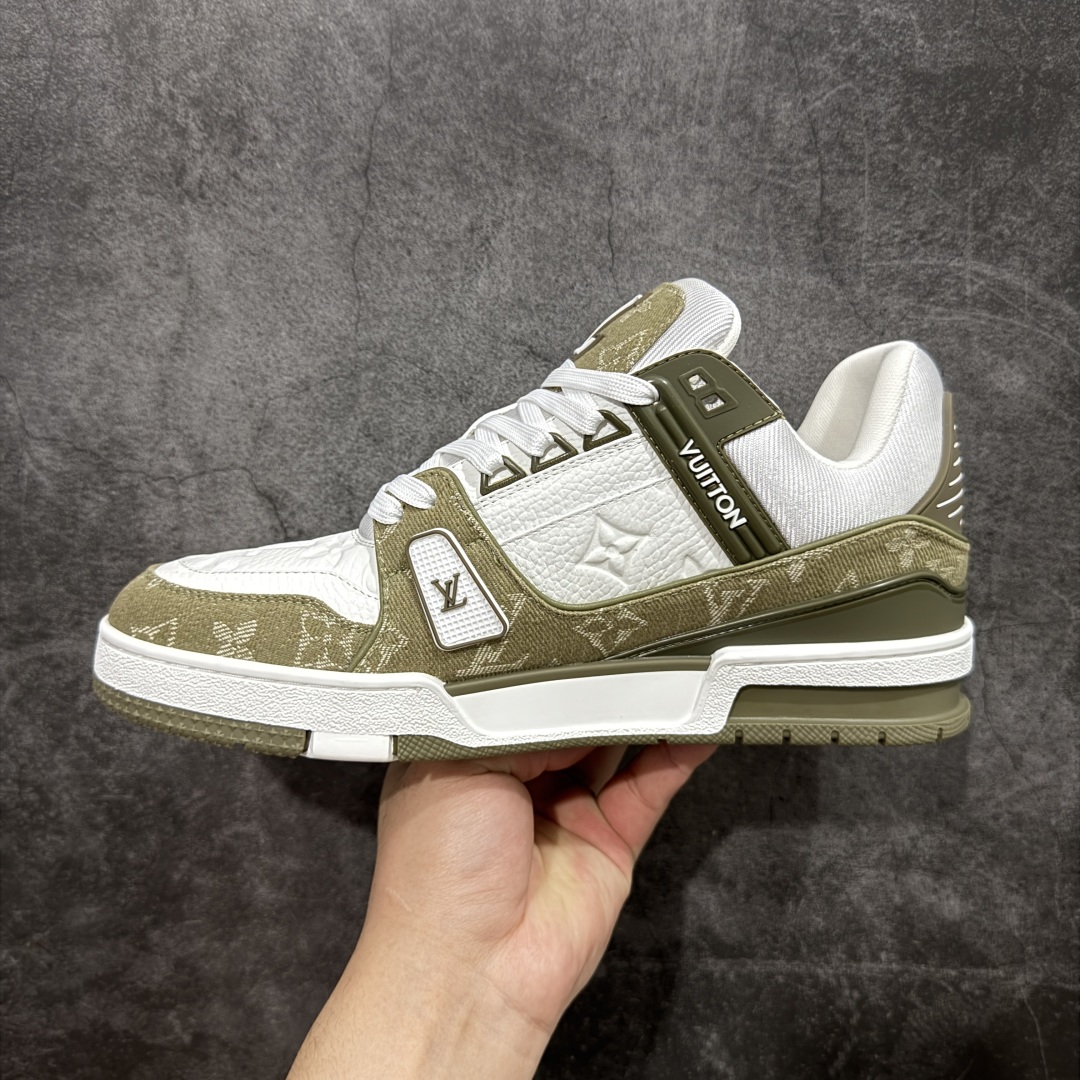 图片[2]-【广东纯原版本】LV TARINE路易威登 驴牌 L家 绿白牛仔情侣款 休闲 运动鞋 滑板鞋 原版购入开发 路易威登 x Tyler 合作系列推出 LV Trainer 运动鞋，延续 Virgil Abloh 基于复古篮球鞋创作的经典设计。牛皮革鞋面融入 Craggy Monogram 压纹和路易威登标识，展现 Tyler 对 Monogram 图案和品牌元素的趣味重构 配送专柜精美包装🛍📦 ▪️面料： 原版定制头层牛皮 ▪️内里： 原版定制透气网里 ▪️大底： 原版开模双色TPU组合大底 ▪️底厚： 3CM ▪️尺码：35-46-选品中心