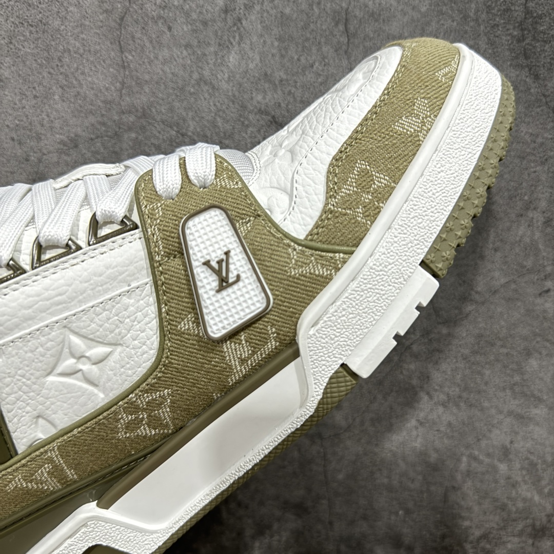 图片[6]-【广东纯原版本】LV TARINE路易威登 驴牌 L家 绿白牛仔情侣款 休闲 运动鞋 滑板鞋 原版购入开发 路易威登 x Tyler 合作系列推出 LV Trainer 运动鞋，延续 Virgil Abloh 基于复古篮球鞋创作的经典设计。牛皮革鞋面融入 Craggy Monogram 压纹和路易威登标识，展现 Tyler 对 Monogram 图案和品牌元素的趣味重构 配送专柜精美包装🛍📦 ▪️面料： 原版定制头层牛皮 ▪️内里： 原版定制透气网里 ▪️大底： 原版开模双色TPU组合大底 ▪️底厚： 3CM ▪️尺码：35-46-选品中心