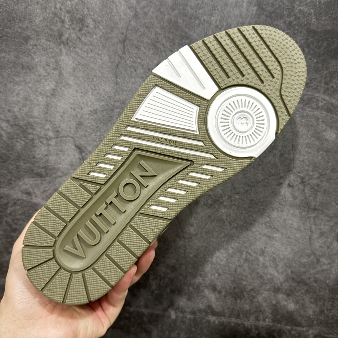 图片[9]-【广东纯原版本】LV TARINE路易威登 驴牌 L家 绿白牛仔情侣款 休闲 运动鞋 滑板鞋 原版购入开发 路易威登 x Tyler 合作系列推出 LV Trainer 运动鞋，延续 Virgil Abloh 基于复古篮球鞋创作的经典设计。牛皮革鞋面融入 Craggy Monogram 压纹和路易威登标识，展现 Tyler 对 Monogram 图案和品牌元素的趣味重构 配送专柜精美包装🛍📦 ▪️面料： 原版定制头层牛皮 ▪️内里： 原版定制透气网里 ▪️大底： 原版开模双色TPU组合大底 ▪️底厚： 3CM ▪️尺码：35-46-选品中心