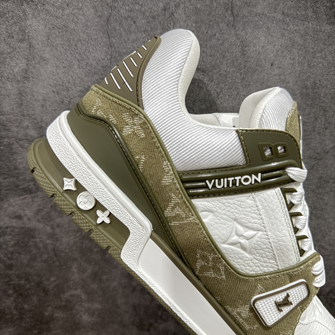 图片[7]-【广东纯原版本】LV TARINE路易威登 驴牌 L家 绿白牛仔情侣款 休闲 运动鞋 滑板鞋 原版购入开发 路易威登 x Tyler 合作系列推出 LV Trainer 运动鞋，延续 Virgil Abloh 基于复古篮球鞋创作的经典设计。牛皮革鞋面融入 Craggy Monogram 压纹和路易威登标识，展现 Tyler 对 Monogram 图案和品牌元素的趣味重构 配送专柜精美包装🛍📦 ▪️面料： 原版定制头层牛皮 ▪️内里： 原版定制透气网里 ▪️大底： 原版开模双色TPU组合大底 ▪️底厚： 3CM ▪️尺码：35-46-选品中心