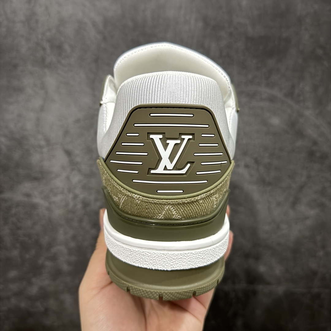 图片[4]-【广东纯原版本】LV TARINE路易威登 驴牌 L家 绿白牛仔情侣款 休闲 运动鞋 滑板鞋 原版购入开发 路易威登 x Tyler 合作系列推出 LV Trainer 运动鞋，延续 Virgil Abloh 基于复古篮球鞋创作的经典设计。牛皮革鞋面融入 Craggy Monogram 压纹和路易威登标识，展现 Tyler 对 Monogram 图案和品牌元素的趣味重构 配送专柜精美包装🛍📦 ▪️面料： 原版定制头层牛皮 ▪️内里： 原版定制透气网里 ▪️大底： 原版开模双色TPU组合大底 ▪️底厚： 3CM ▪️尺码：35-46-选品中心