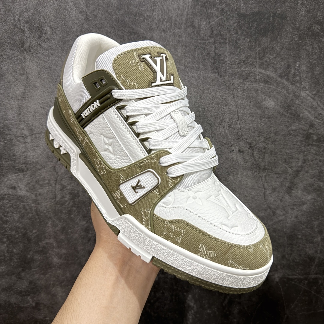 图片[3]-【广东纯原版本】LV TARINE路易威登 驴牌 L家 绿白牛仔情侣款 休闲 运动鞋 滑板鞋 原版购入开发 路易威登 x Tyler 合作系列推出 LV Trainer 运动鞋，延续 Virgil Abloh 基于复古篮球鞋创作的经典设计。牛皮革鞋面融入 Craggy Monogram 压纹和路易威登标识，展现 Tyler 对 Monogram 图案和品牌元素的趣味重构 配送专柜精美包装🛍📦 ▪️面料： 原版定制头层牛皮 ▪️内里： 原版定制透气网里 ▪️大底： 原版开模双色TPU组合大底 ▪️底厚： 3CM ▪️尺码：35-46-选品中心